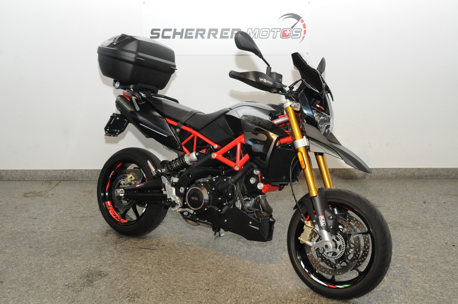 APRILIA Dorsoduro SMV 900-showroom-element-1