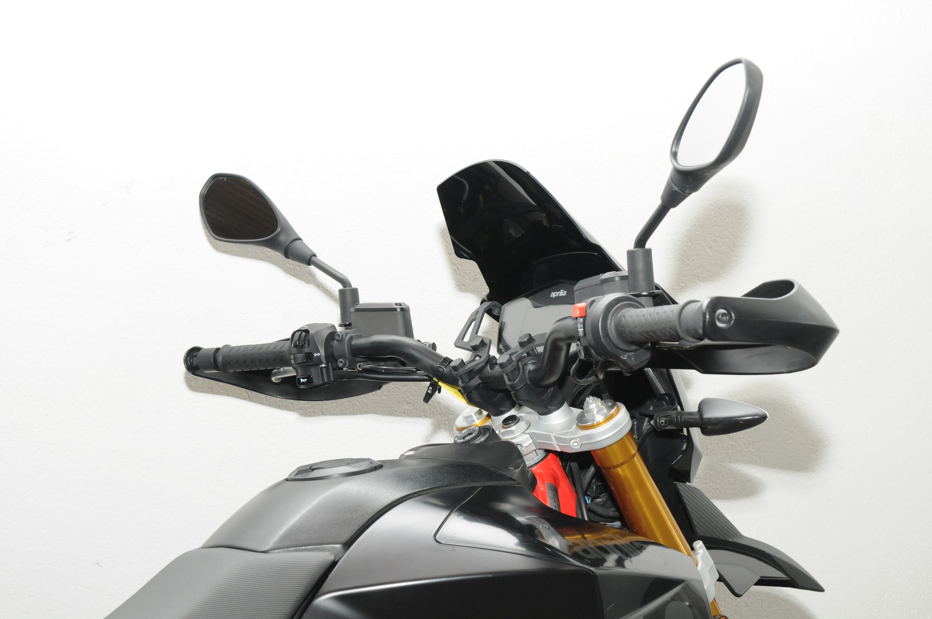 APRILIA Dorsoduro SMV 900-showroom-element-3