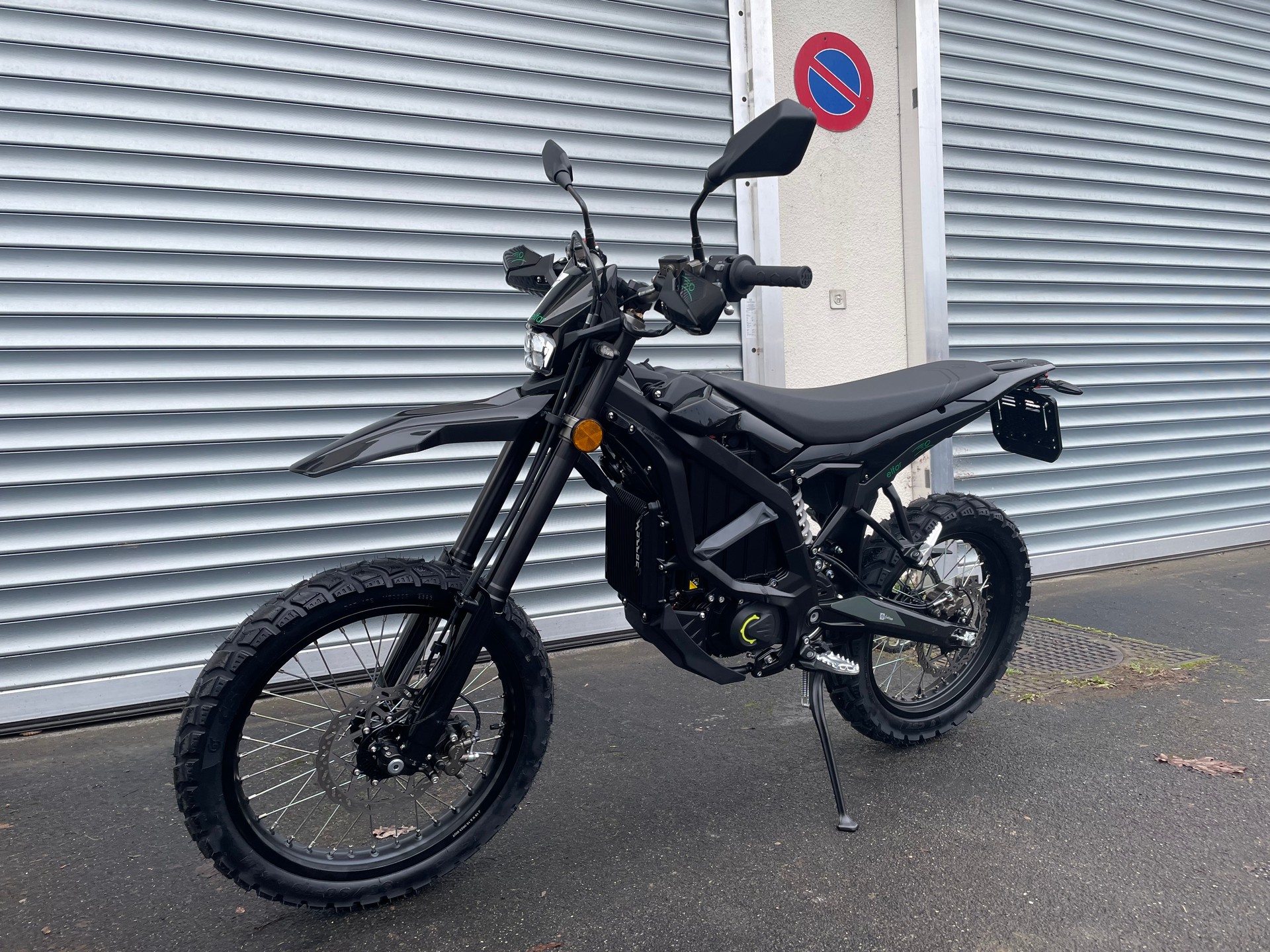 SUR-RON Ultra Bee Black-showroom-element-2