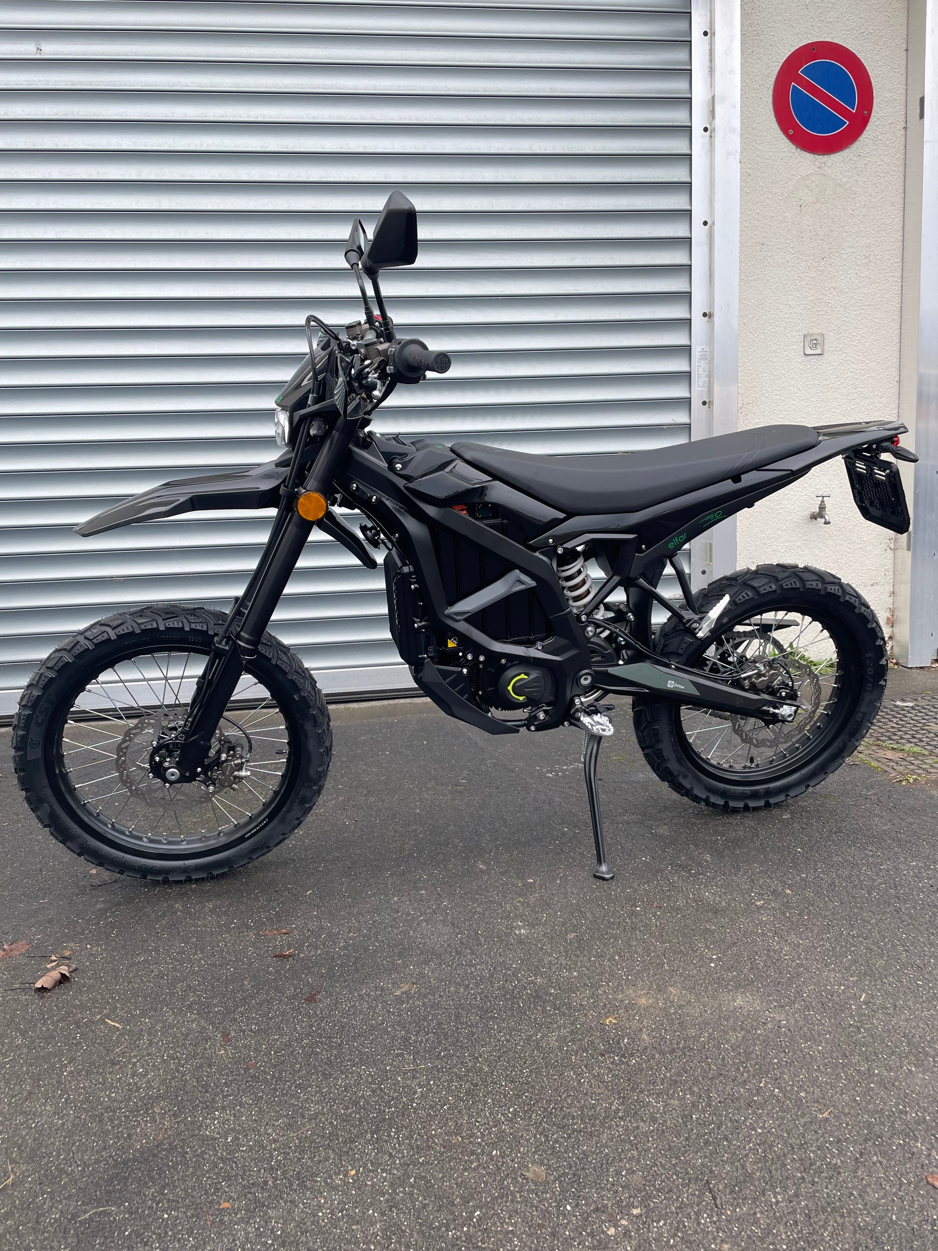 SUR-RON Ultra Bee Black-showroom-element-1