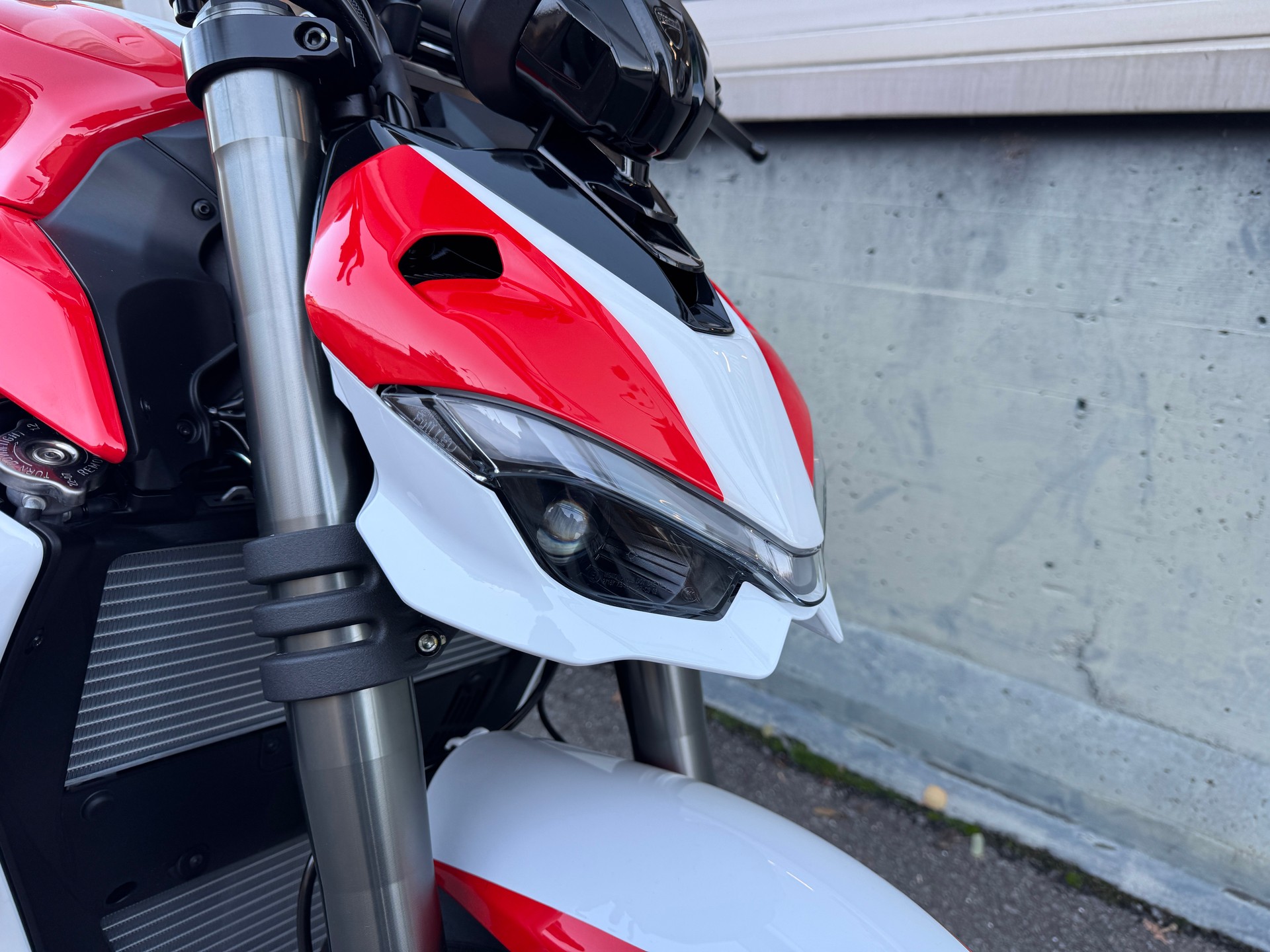 DUCATI Streetfighter V2-showroom-element-3