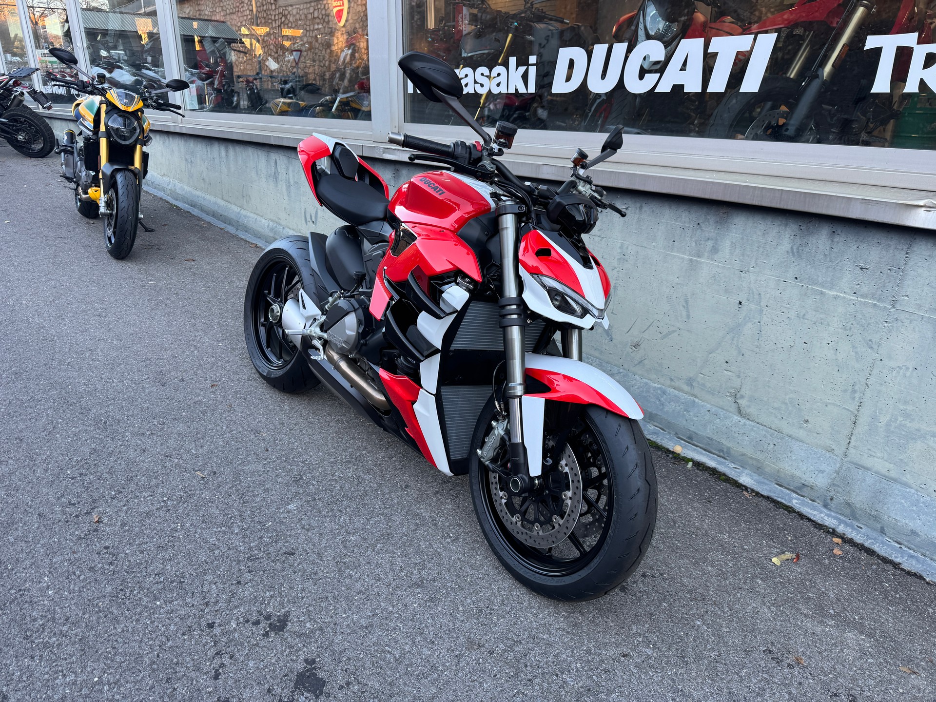 DUCATI Streetfighter V2-showroom-element-1