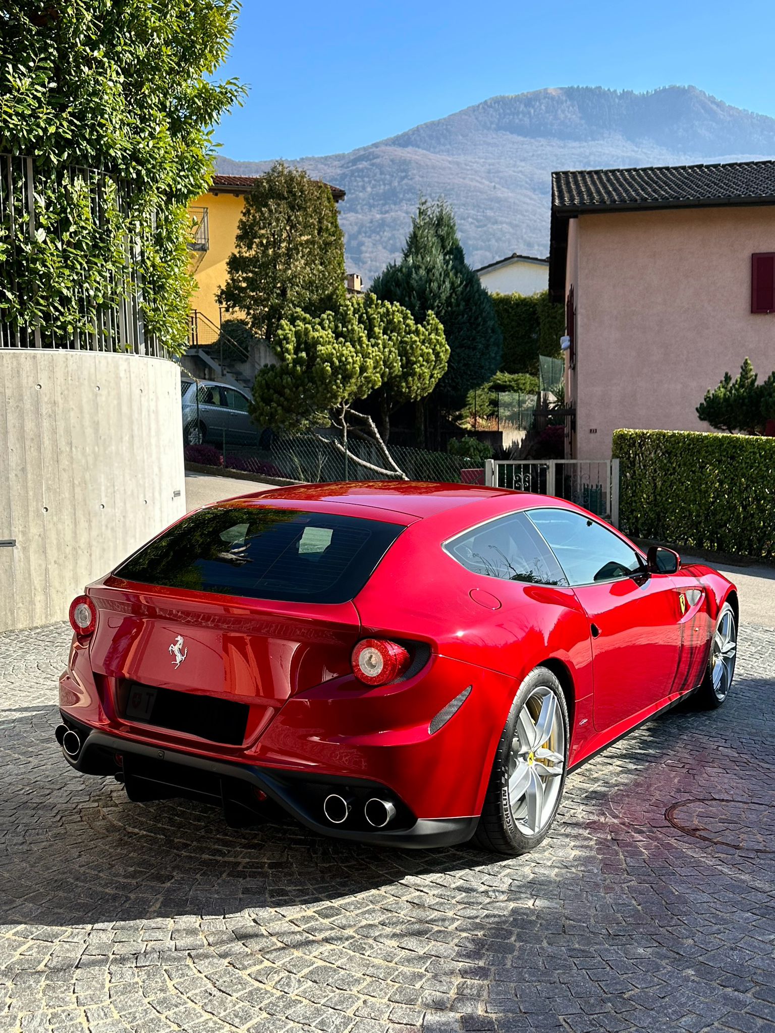 FERRARI FF - acheter un véhicule d'occasion | MotoScout24