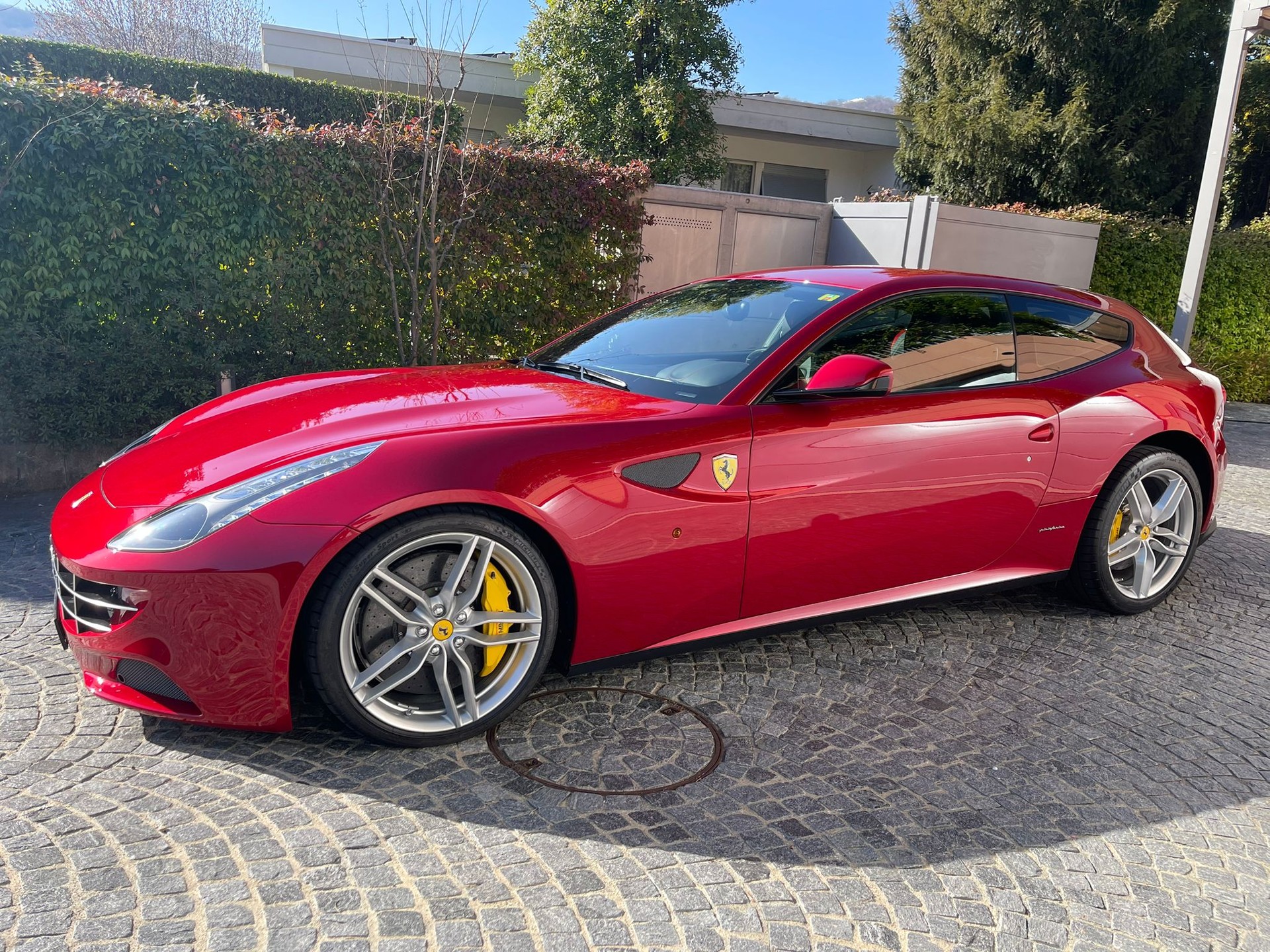 FERRARI FF - acheter un véhicule d'occasion | MotoScout24