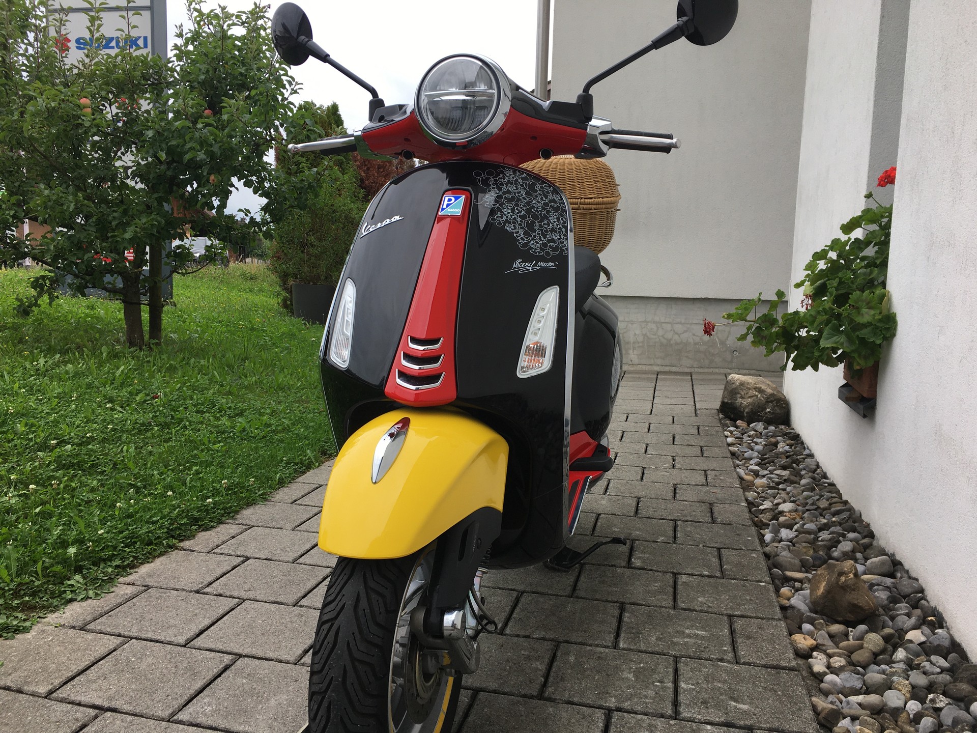 PIAGGIO Vespa 125 Primavera Disney Mickey Mouse Edition-showroom-element-1