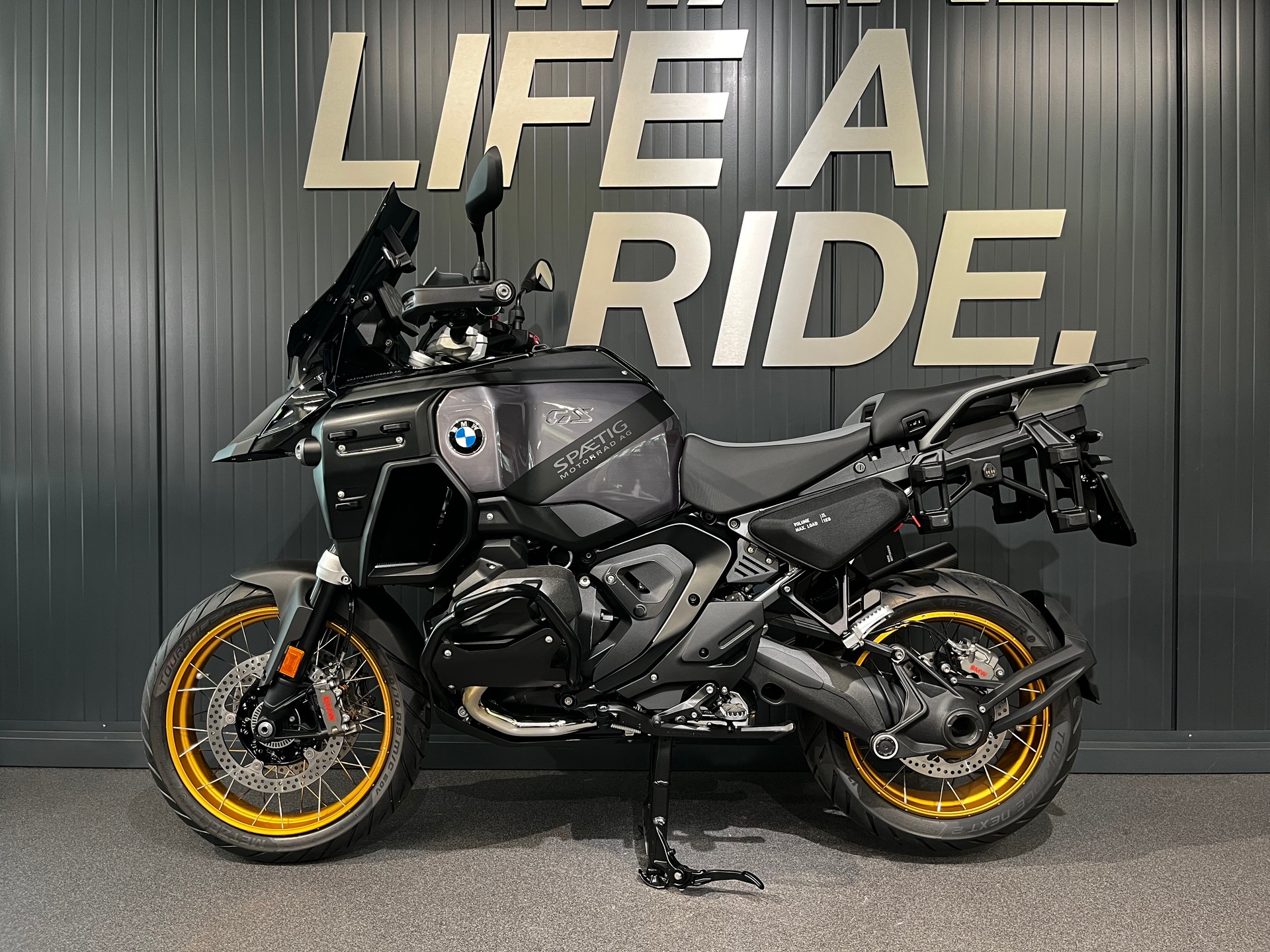 BMW R 1300 GS Adventure-image-2