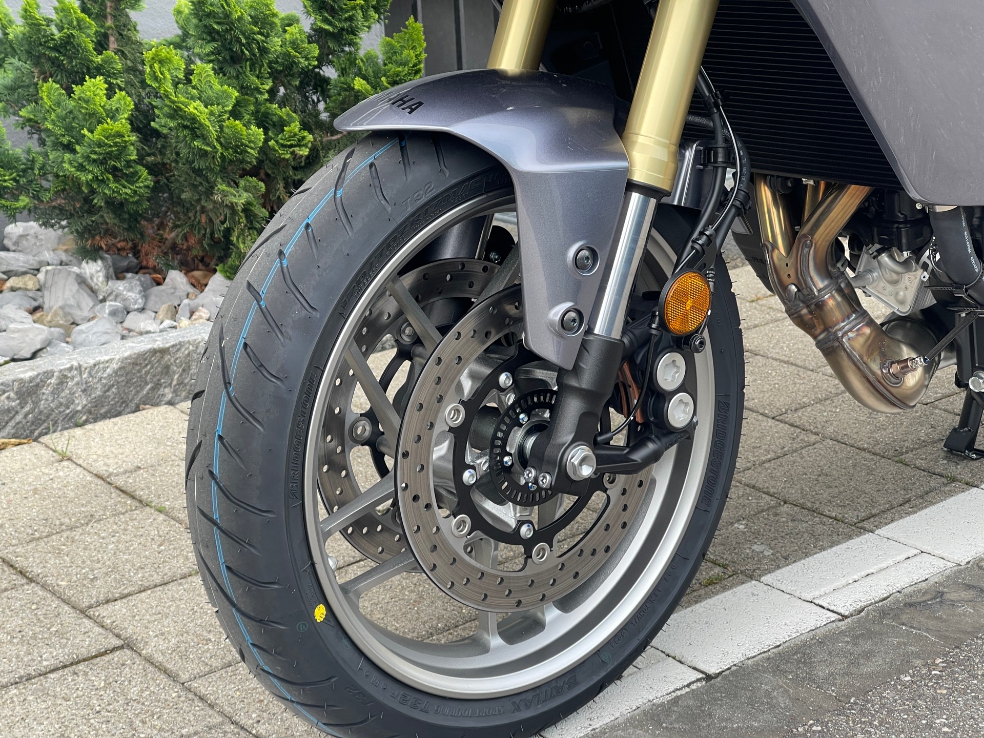 YAMAHA Tracer 9 GT+ Y-AMT (2025)-showroom-element-3