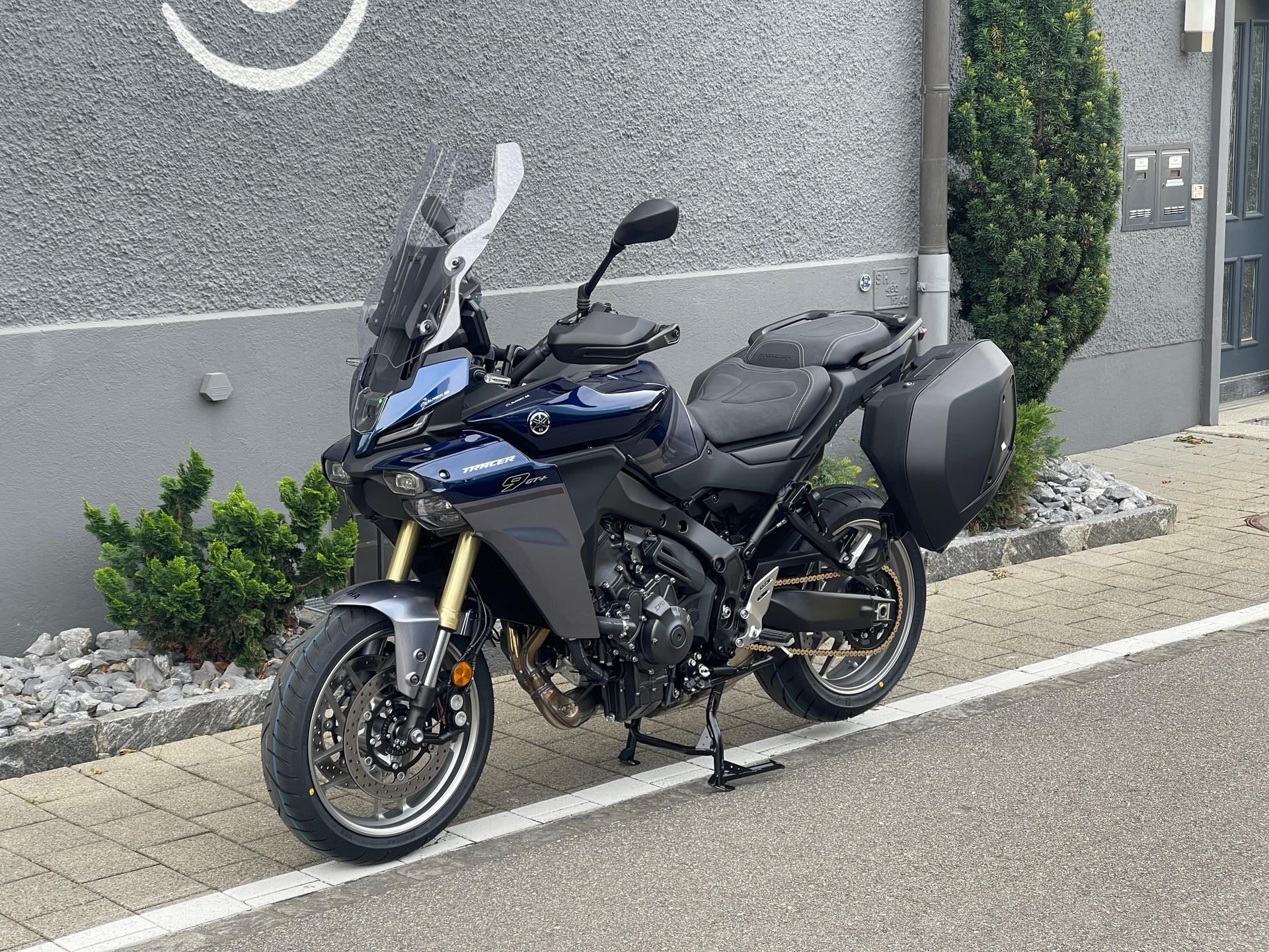 YAMAHA Tracer 9 GT+ Y-AMT (2025)-showroom-element-1