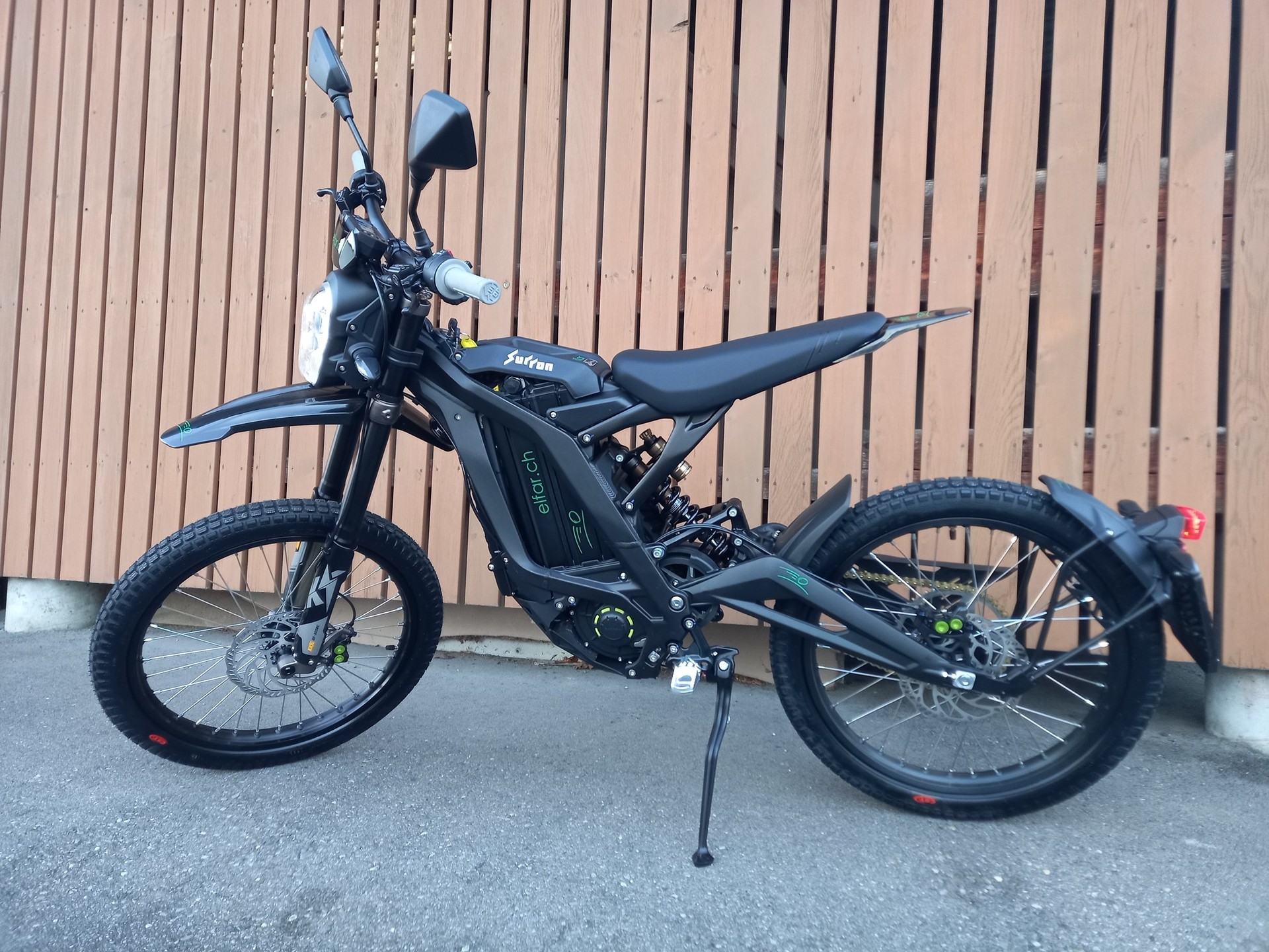 SUR-RON Light Bee L1e black edition mit X Controller AKTION-showroom-element-2