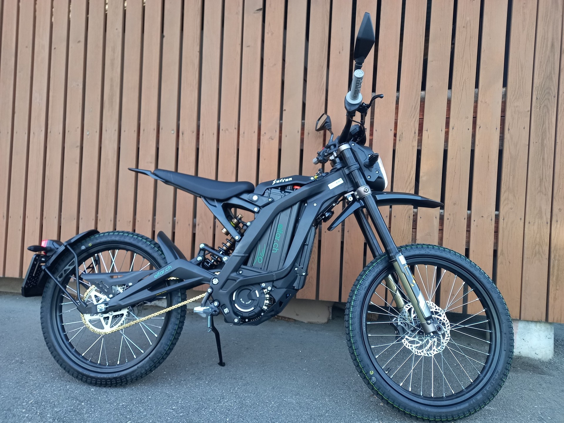 SUR-RON Light Bee L1e black edition mit X Controller AKTION-showroom-element-3