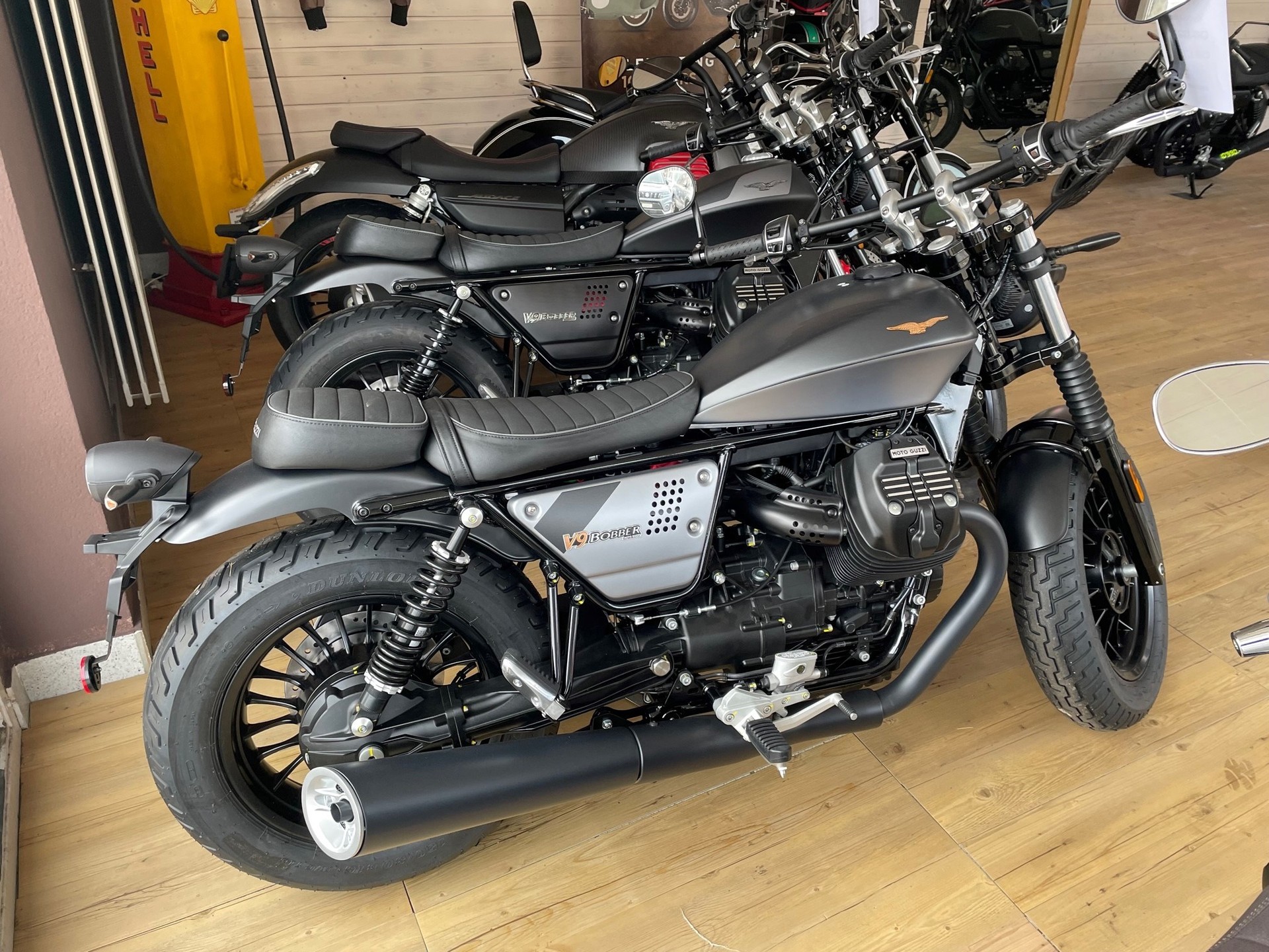 MOTO GUZZI V9 850 Bobber Special Edition-showroom-element-1