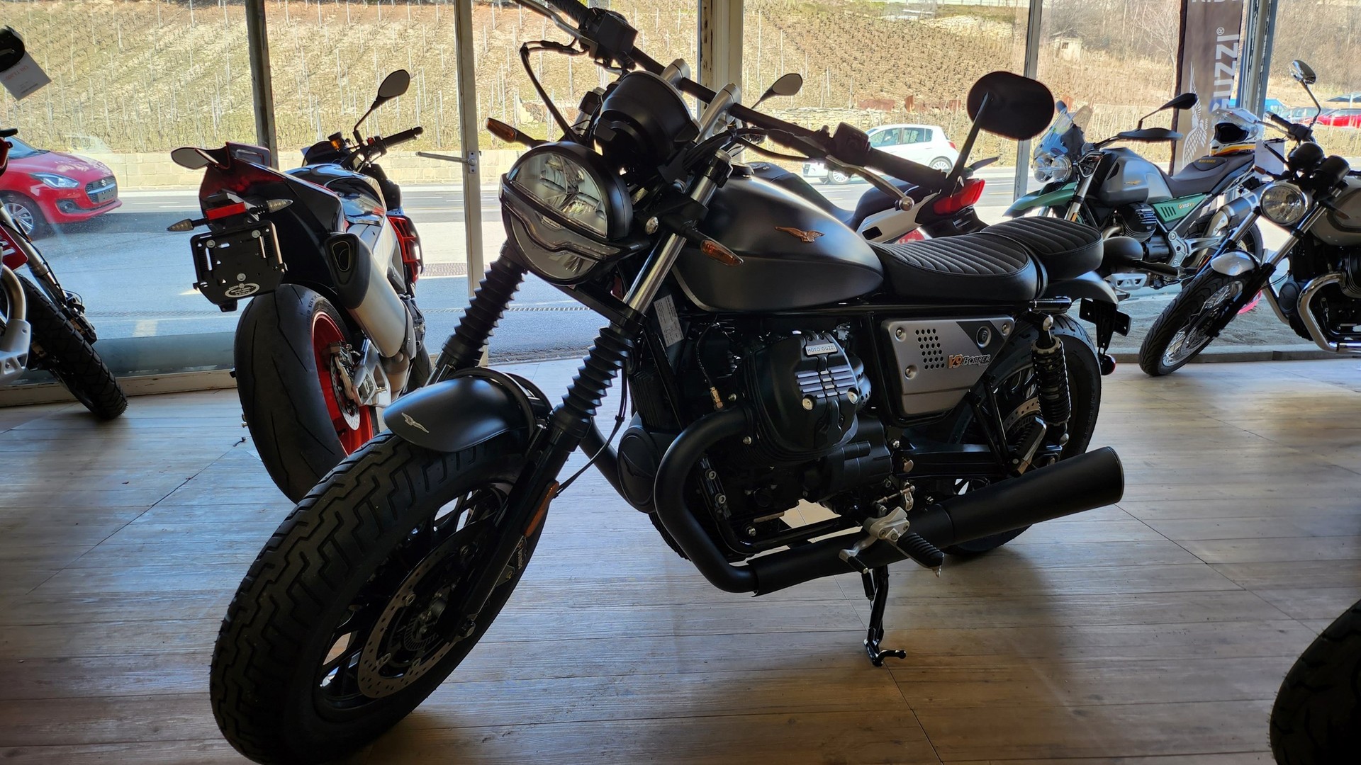 MOTO GUZZI V9 850 Bobber Special Edition-showroom-element-3