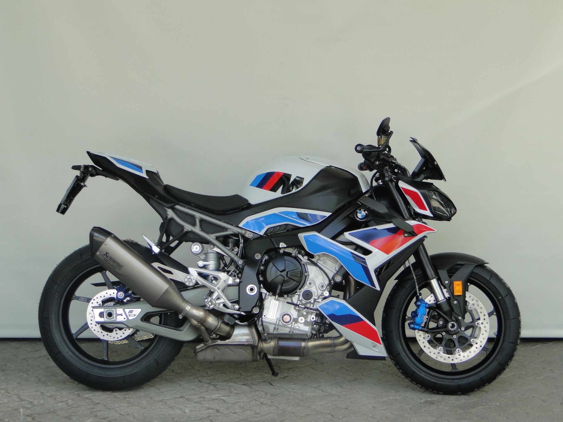 BMW M 1000 R-showroom-element-1