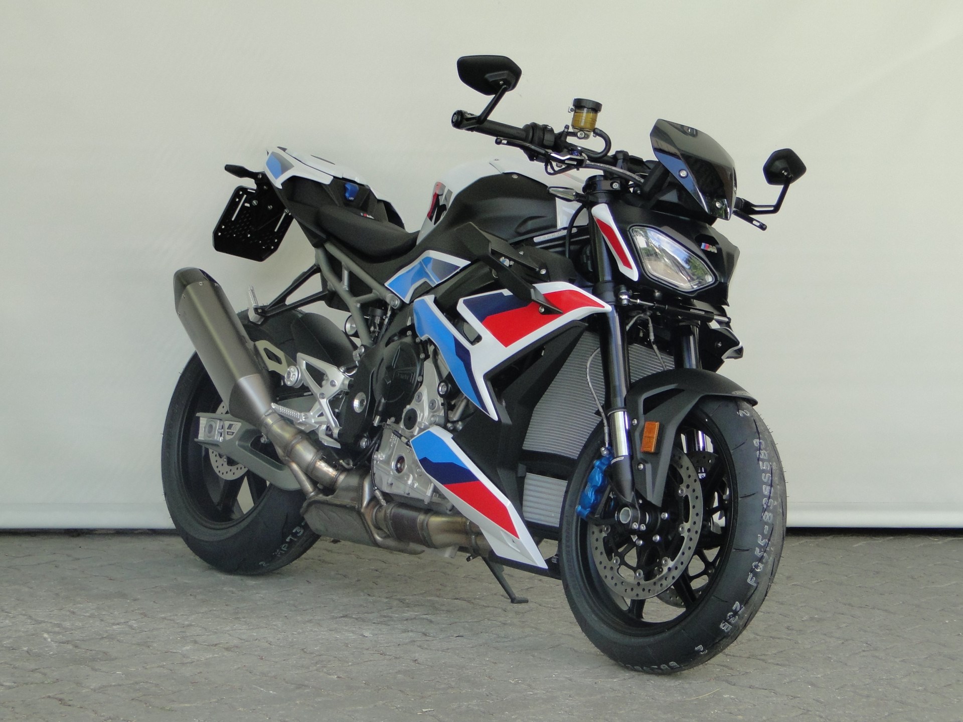 BMW M 1000 R-showroom-element-2