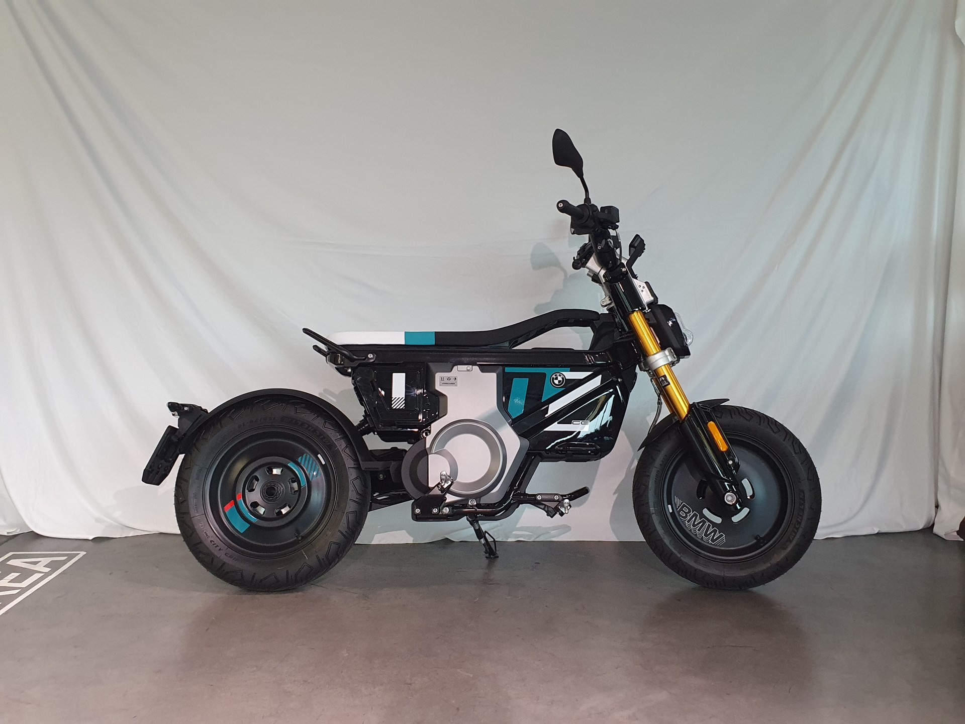BMW CE 02 Highline-showroom-element-1