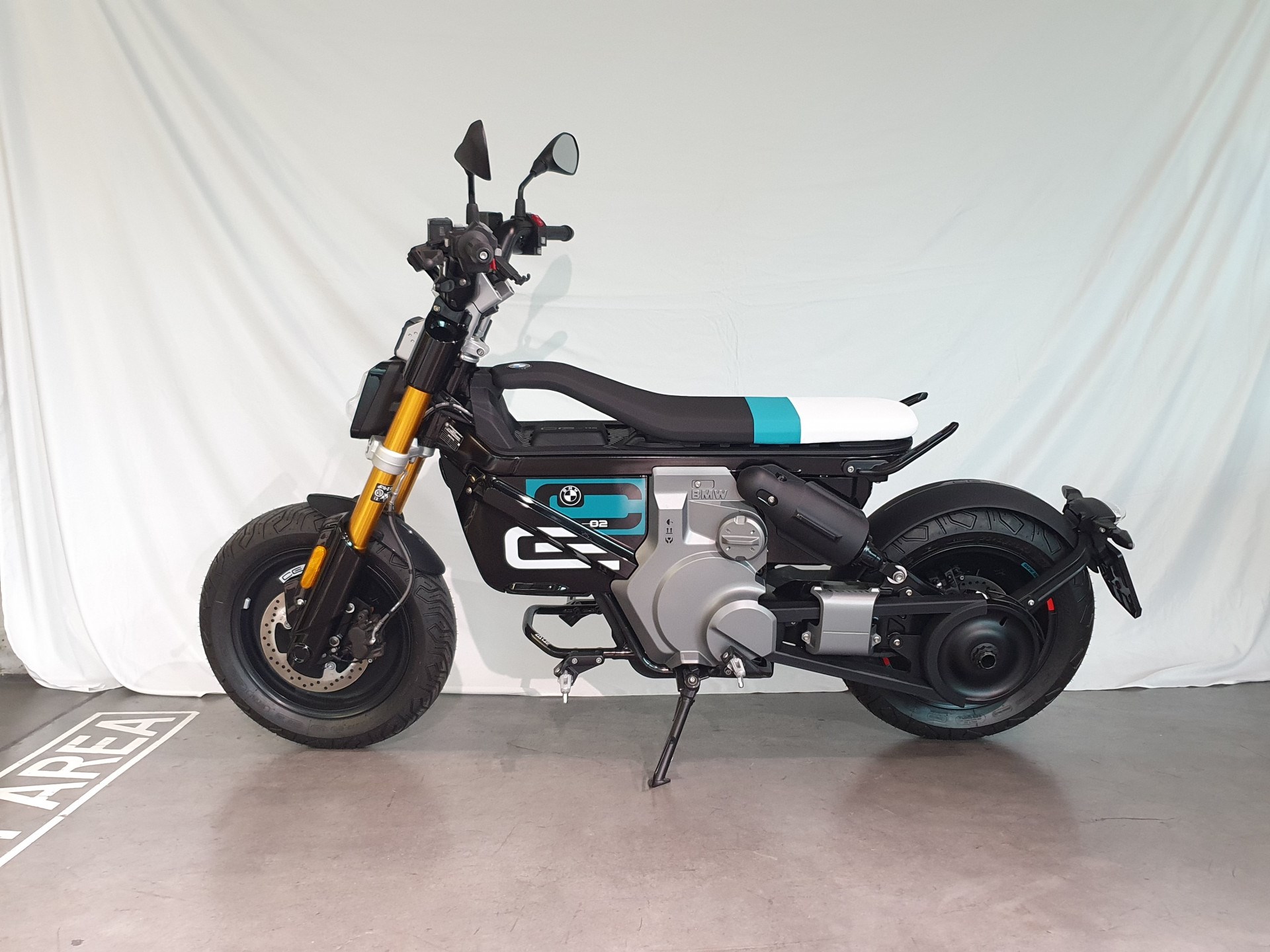 BMW CE 02 Highline-showroom-element-2