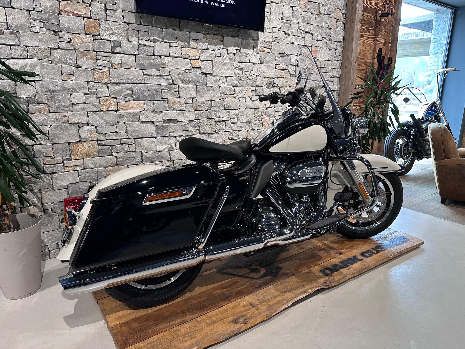HARLEY-DAVIDSON FLHP-showroom-element-2