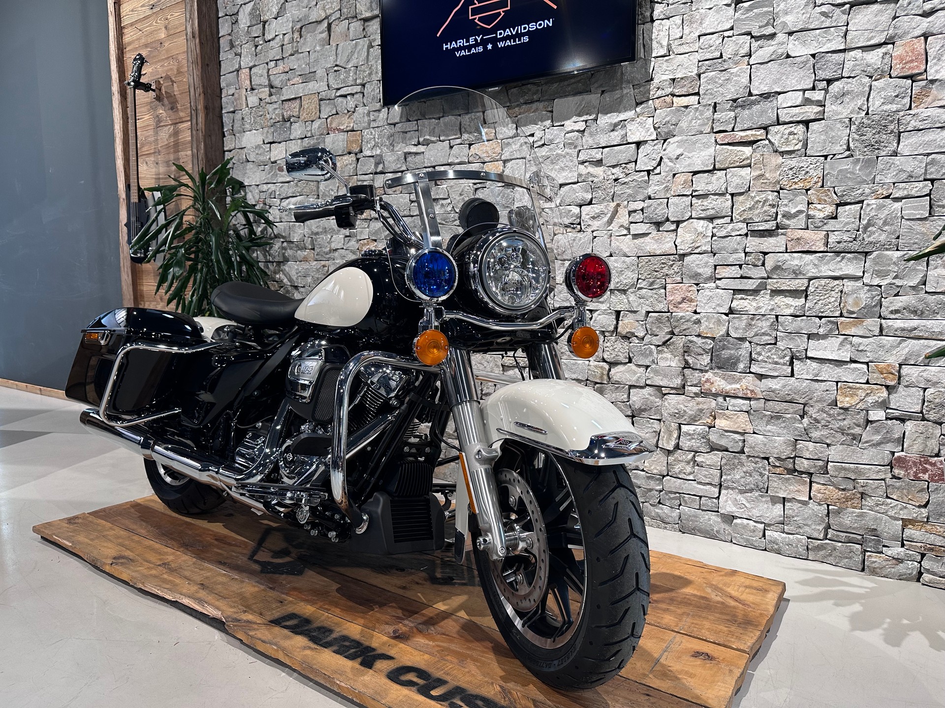 HARLEY-DAVIDSON FLHP-showroom-element-1