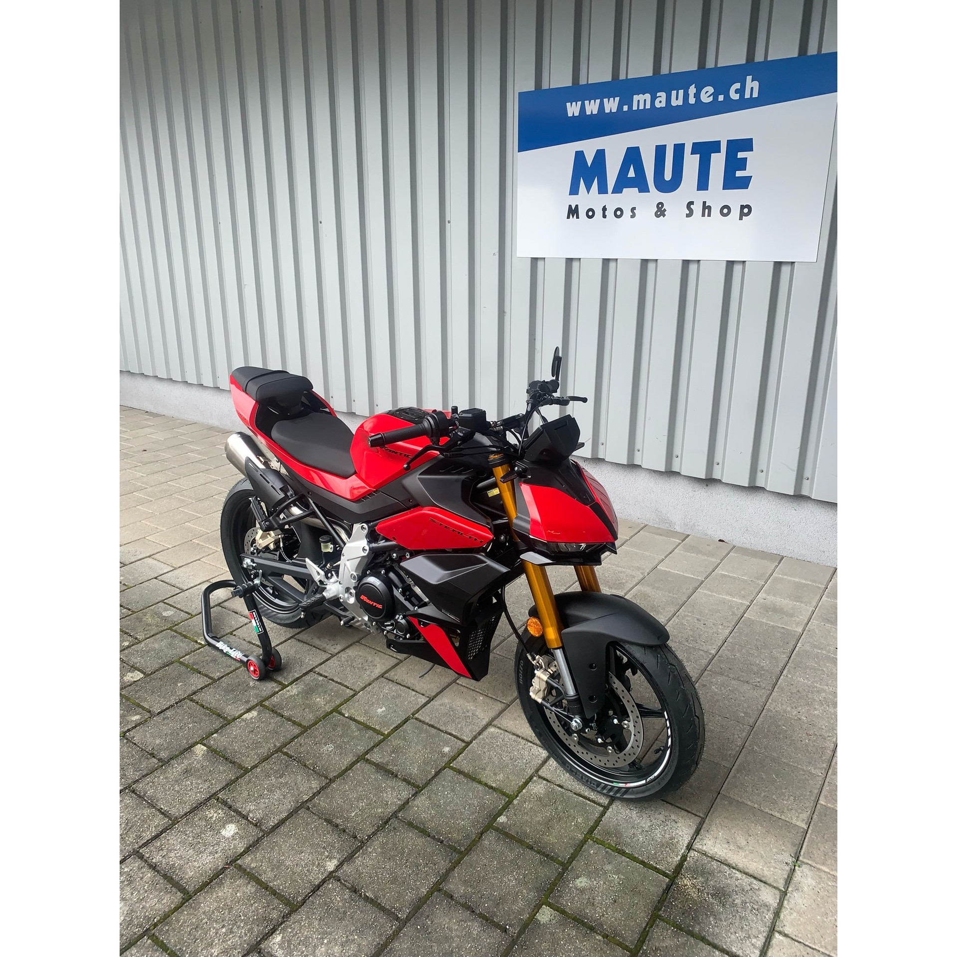 FANTIC Naked-showroom-element-1