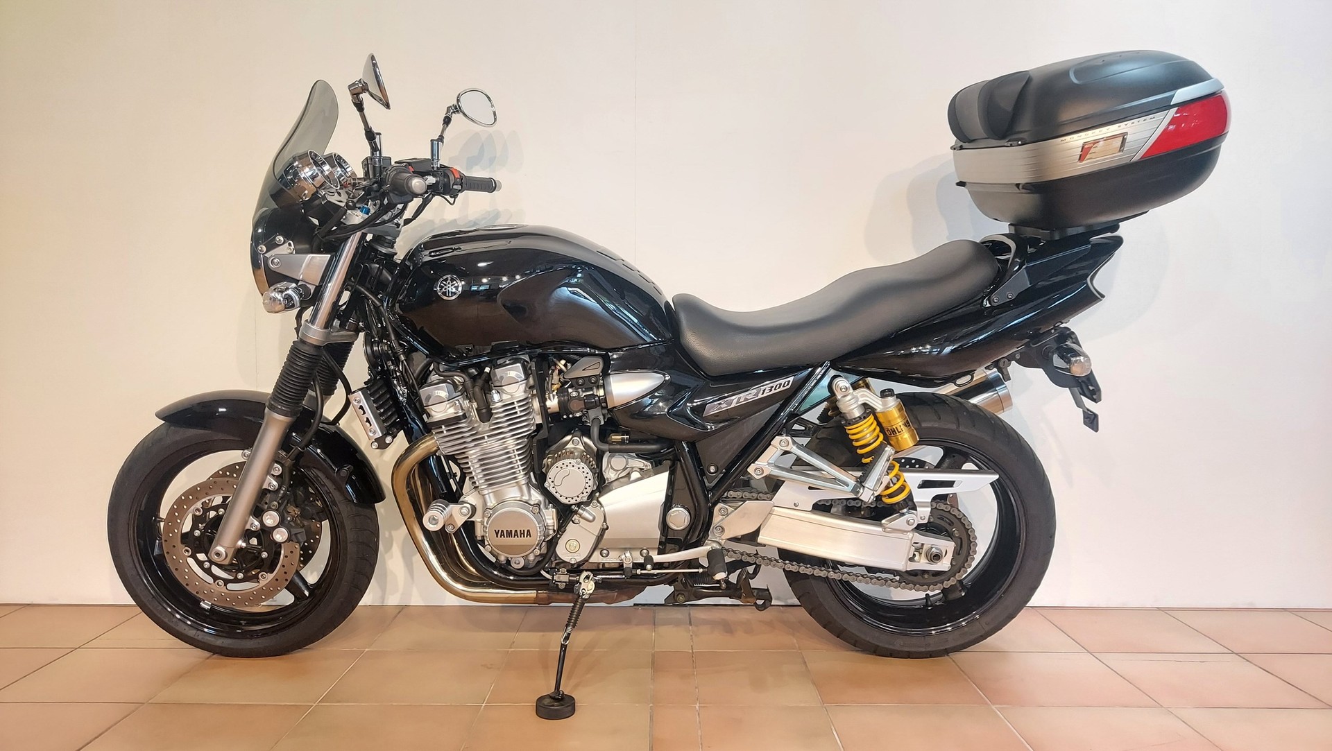 YAMAHA XJR 1300-showroom-element-1