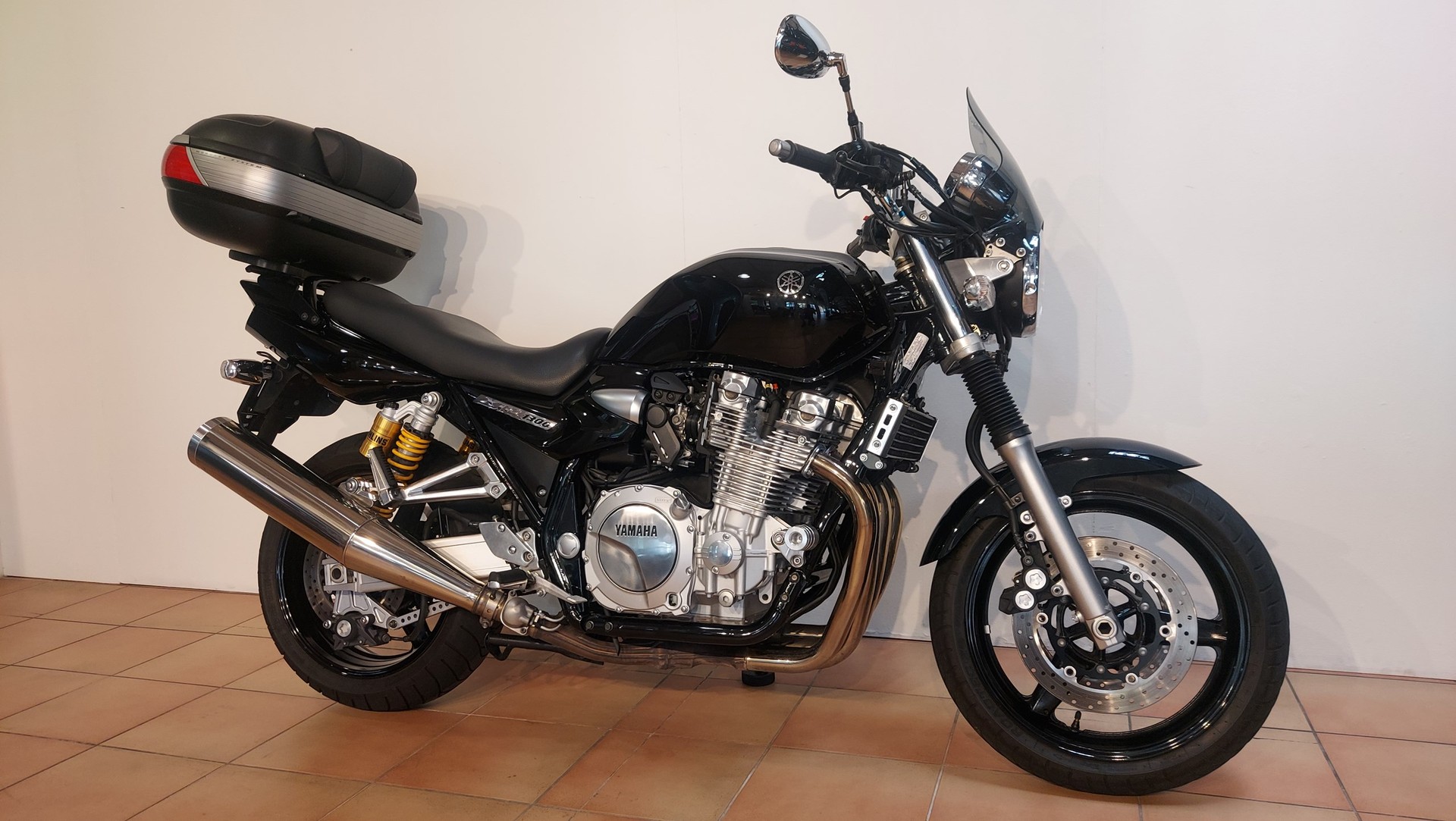 YAMAHA XJR 1300-showroom-element-2