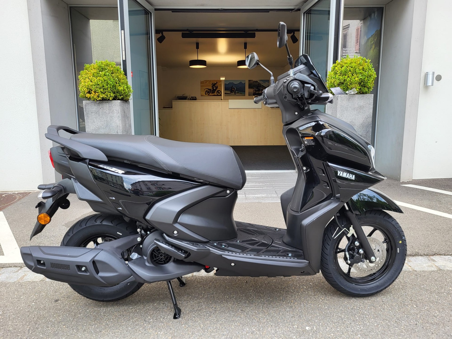 YAMAHA Ray ZR 125-showroom-element-2