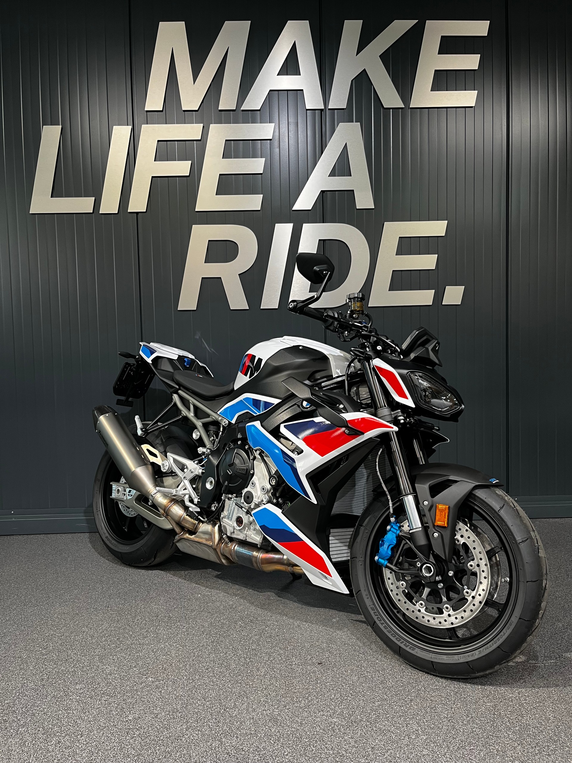 BMW M 1000 R-image-1