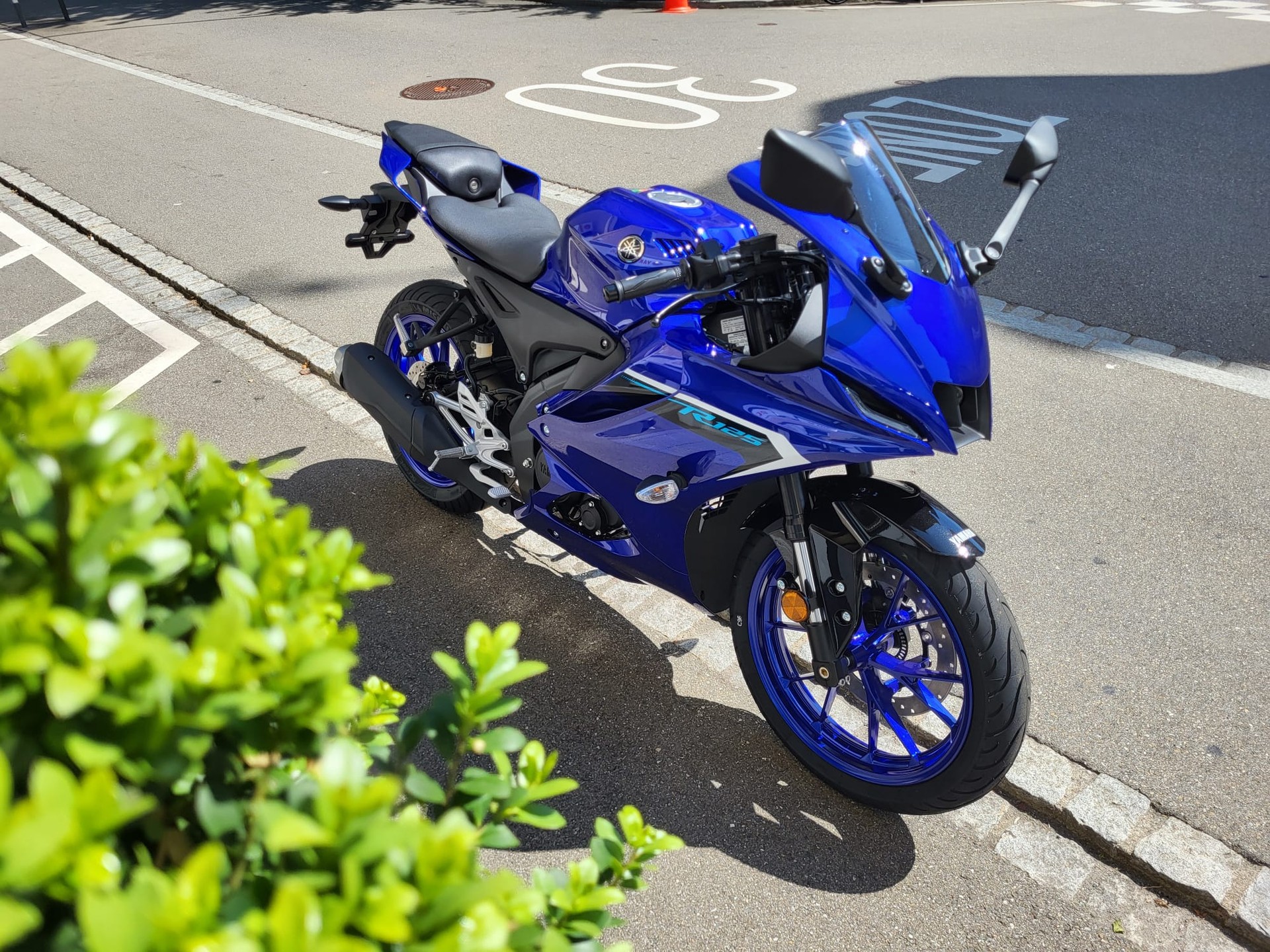 YAMAHA YZF-R 125 ABS-showroom-element-1