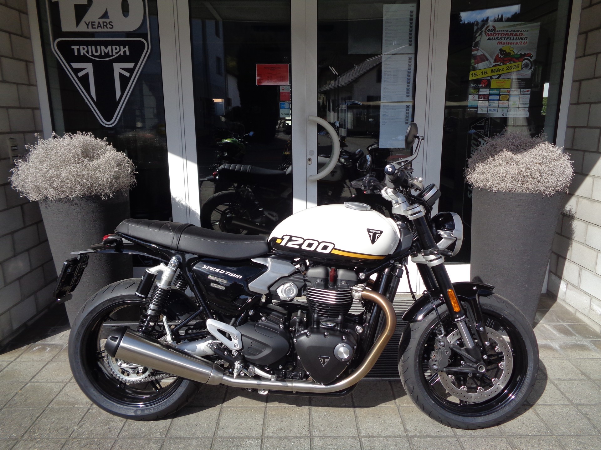 TRIUMPH Speed Twin 1200-showroom-element-1
