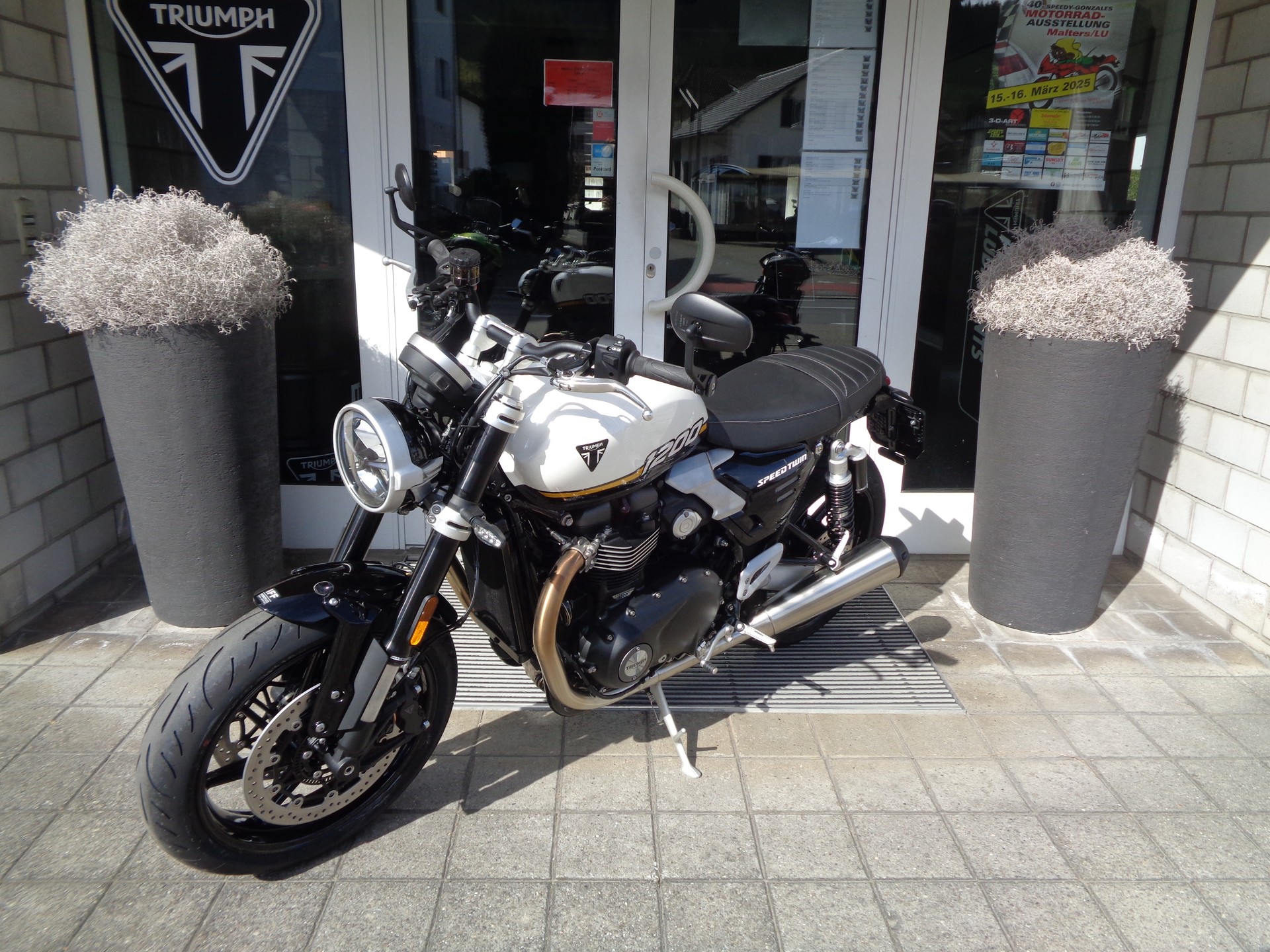TRIUMPH Speed Twin 1200-showroom-element-3
