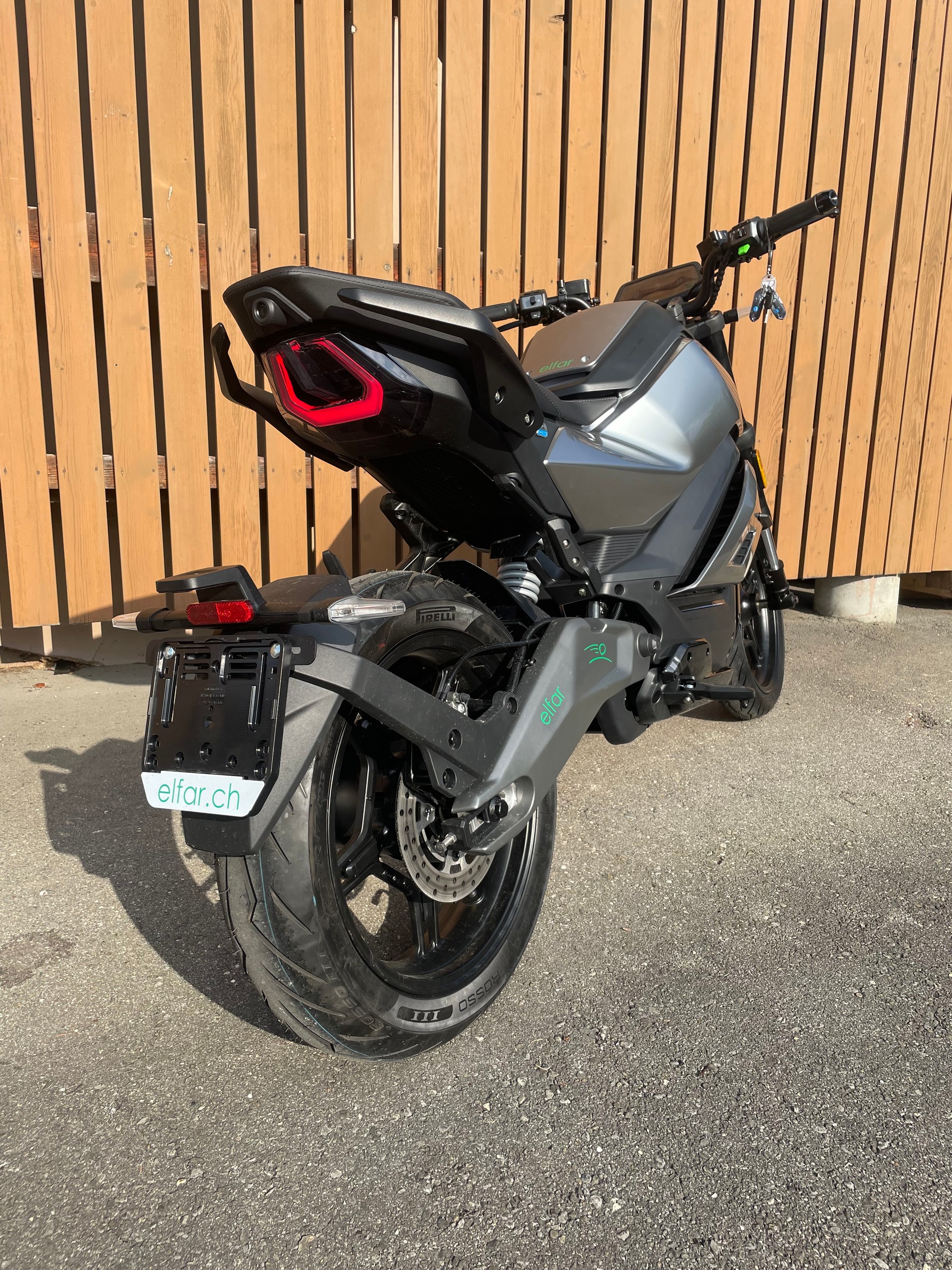 NIU RQi-showroom-element-3