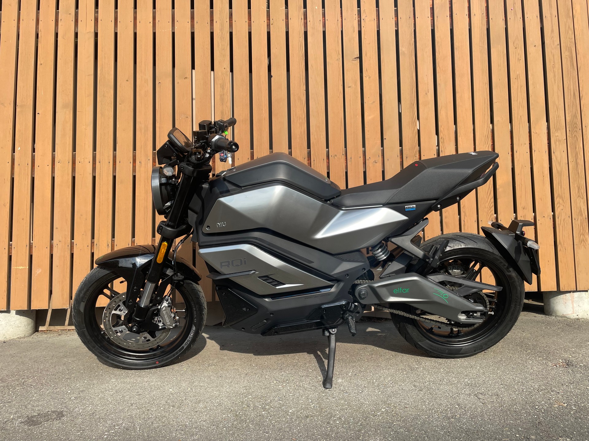 NIU RQi-showroom-element-2
