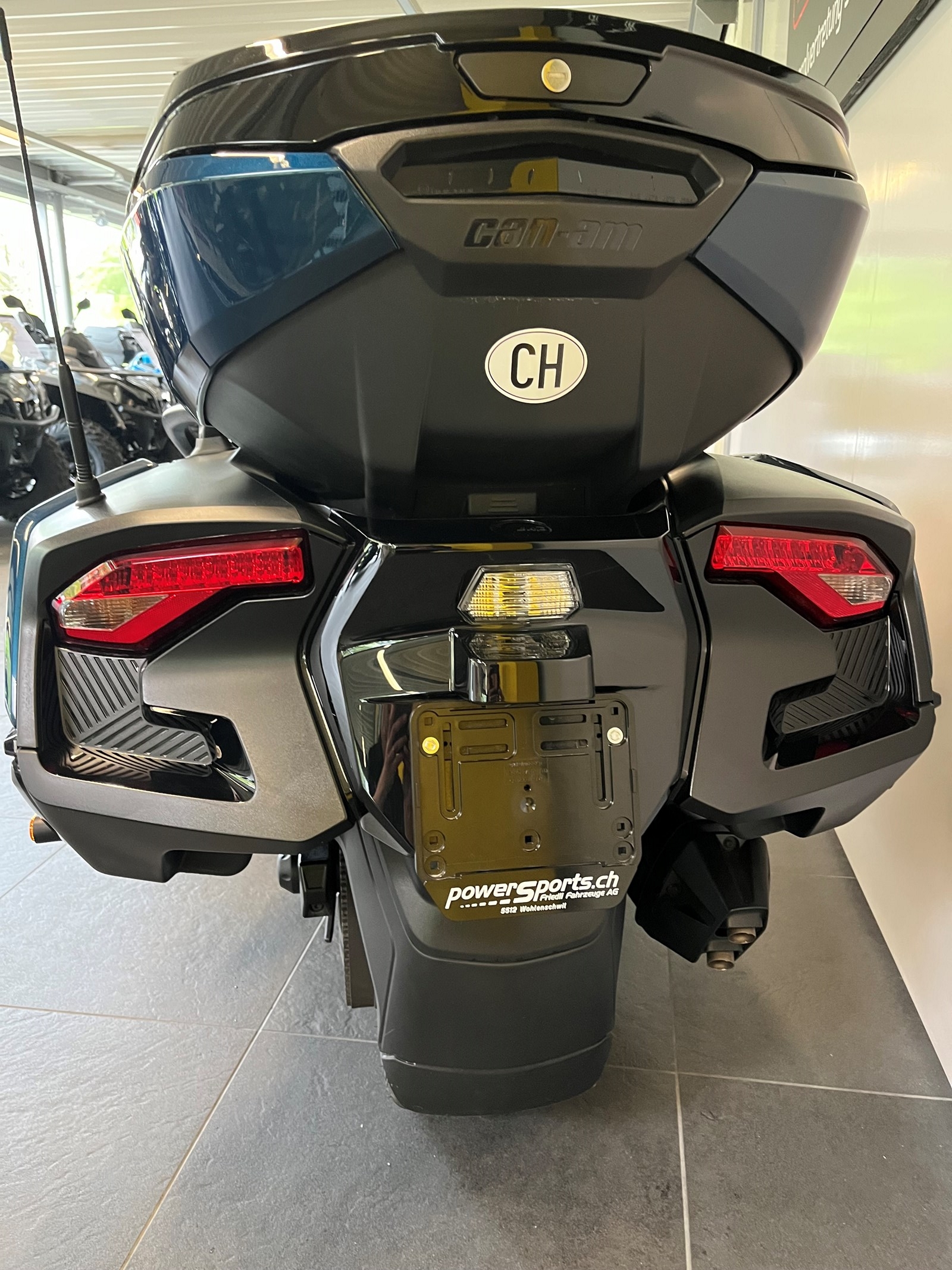 CAN-AM Spyder RT LTD-showroom-element-3