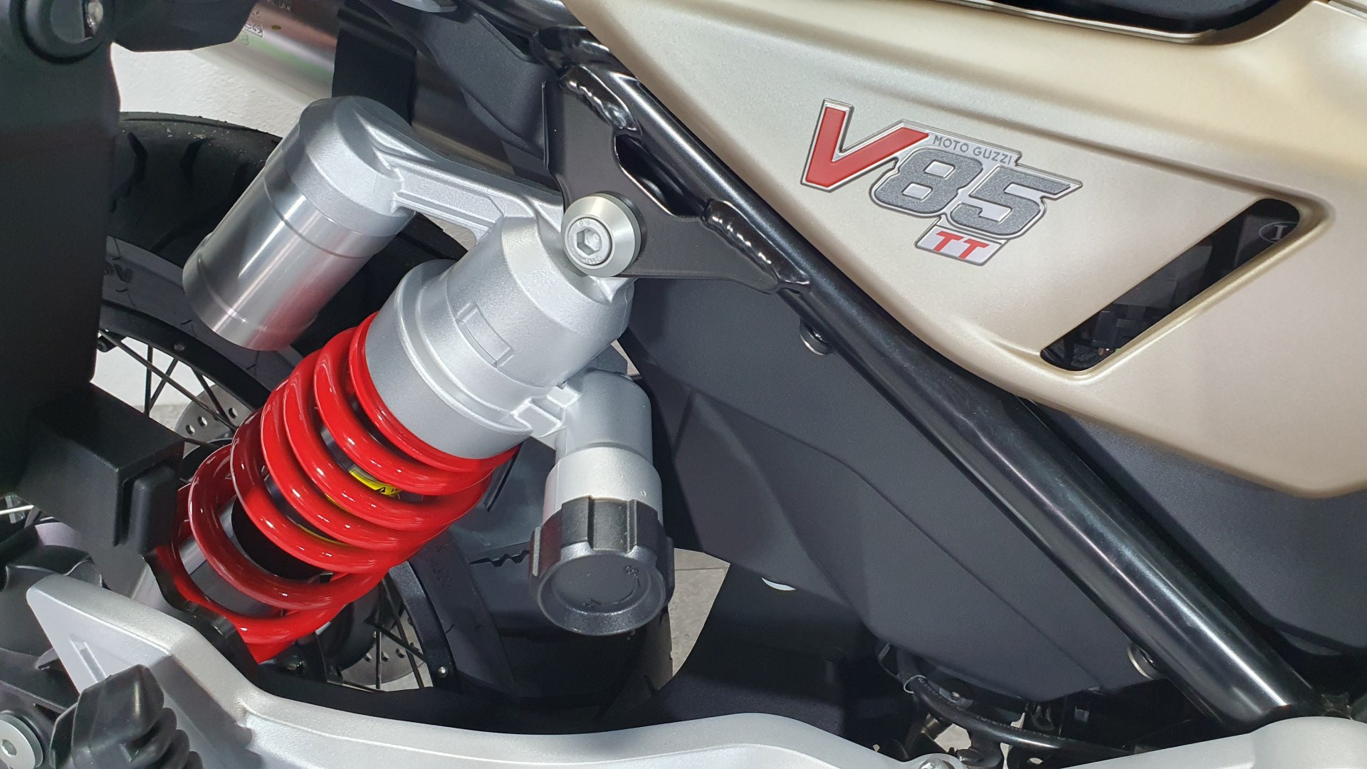 MOTO GUZZI V85 TT Travel-image-6