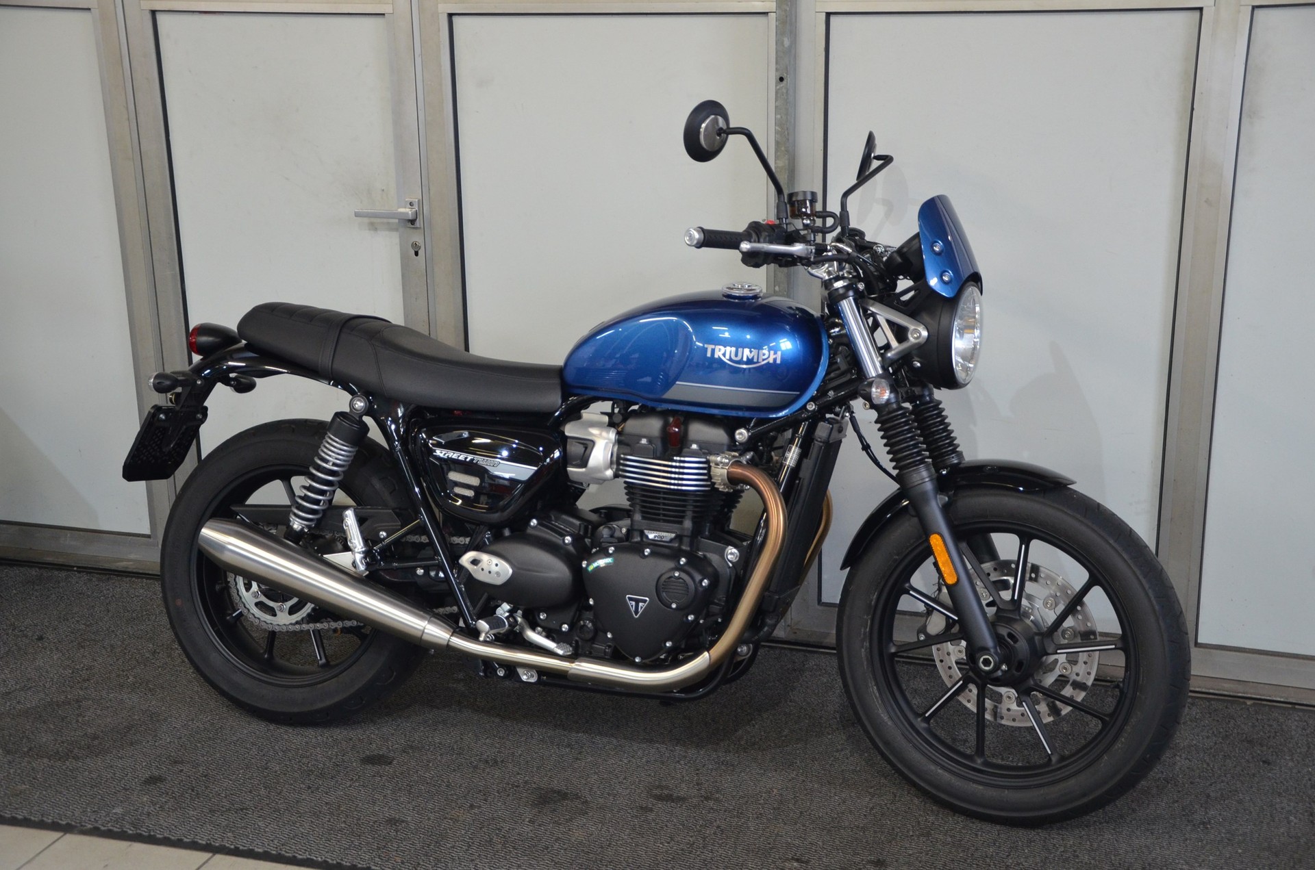 TRIUMPH Street Twin 900 Gold Line-image-1