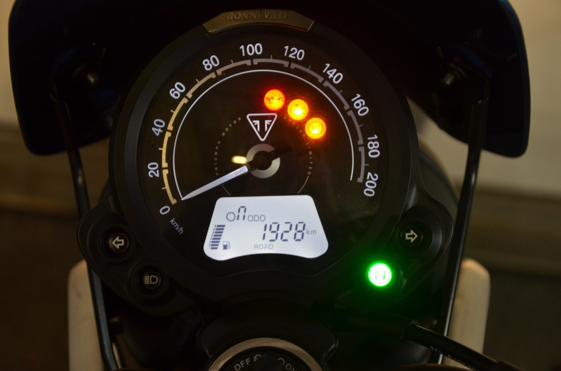TRIUMPH Street Twin 900 Gold Line-image-4