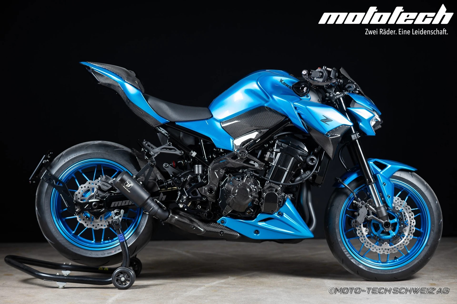 KAWASAKI Z 900 (92.2kW) CANDY BLUE CARBON EDITION-showroom-element-1