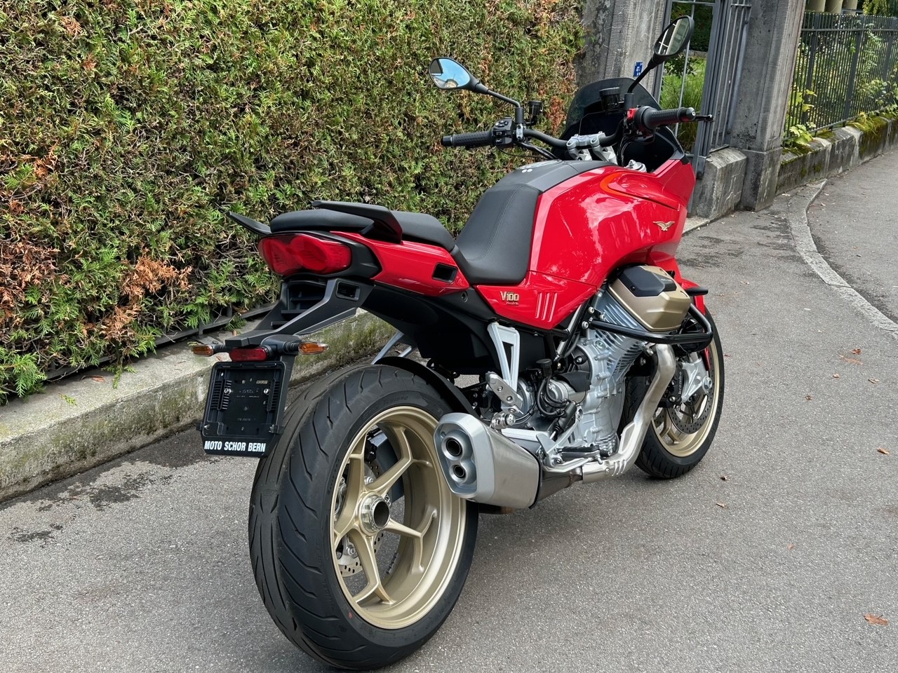 MOTO GUZZI V100 Mandello-showroom-element-3