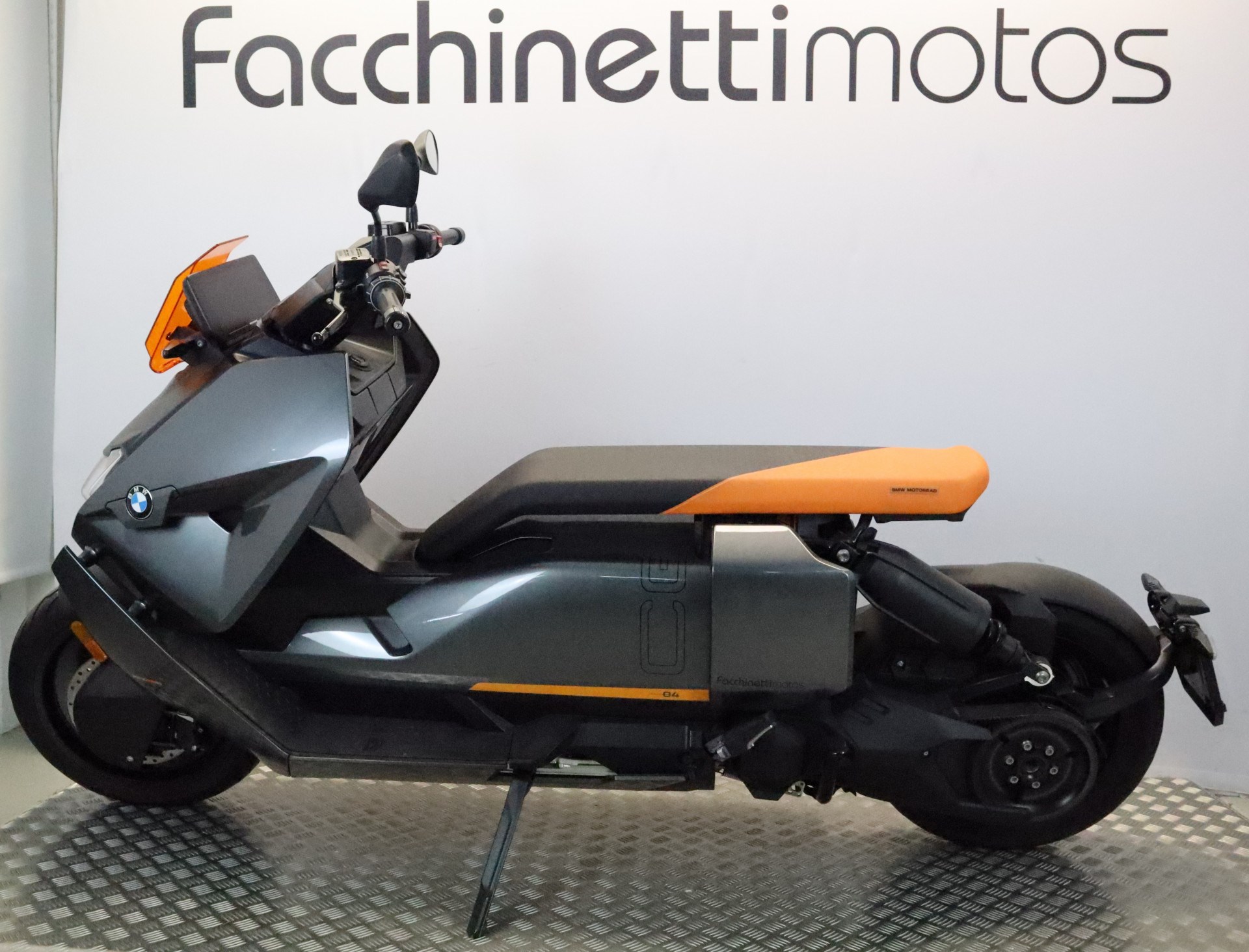 BMW CE 04-showroom-element-1