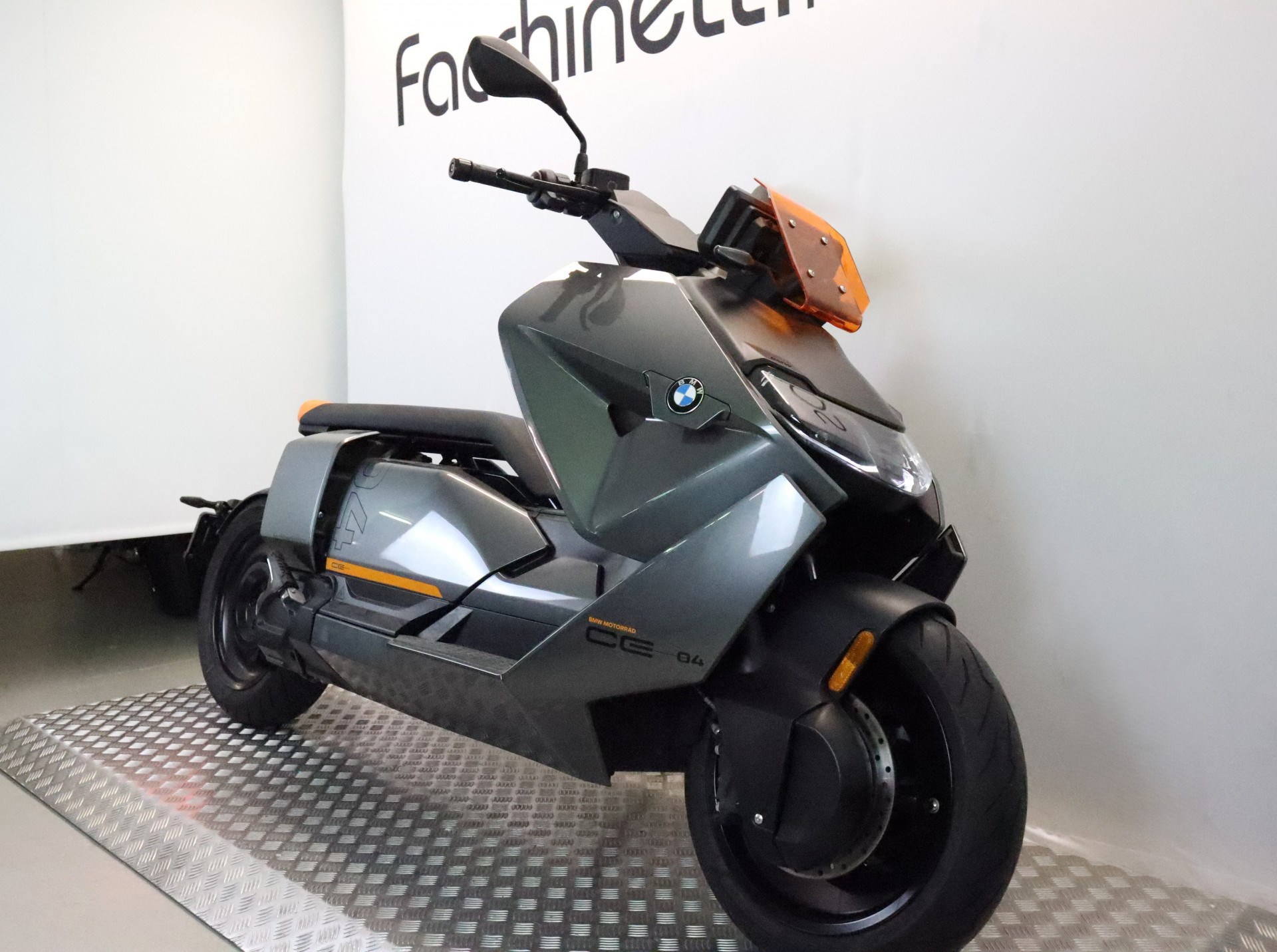 BMW CE 04-showroom-element-2
