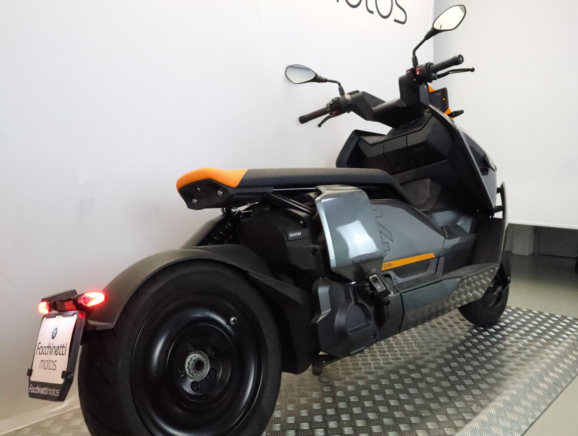 BMW CE 04-showroom-element-3
