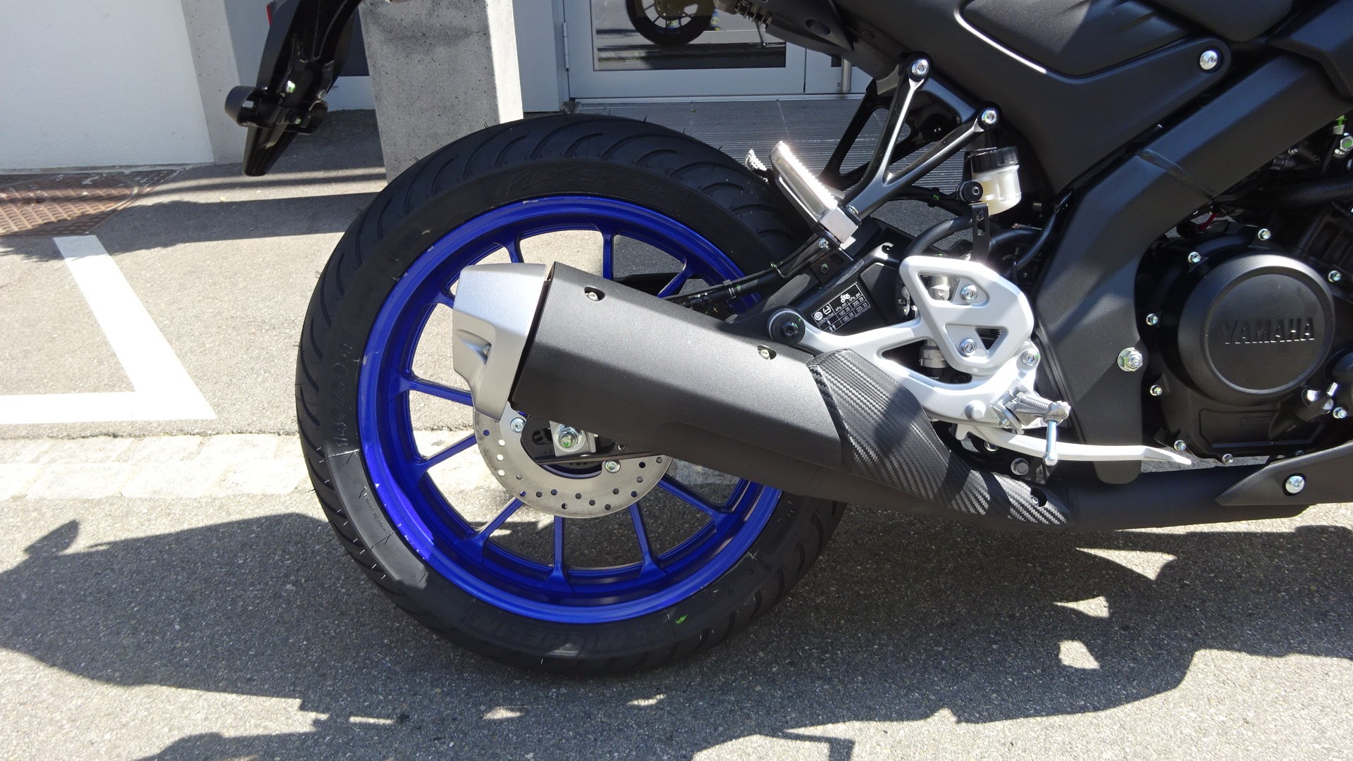 YAMAHA MT-125 ABS-showroom-element-3