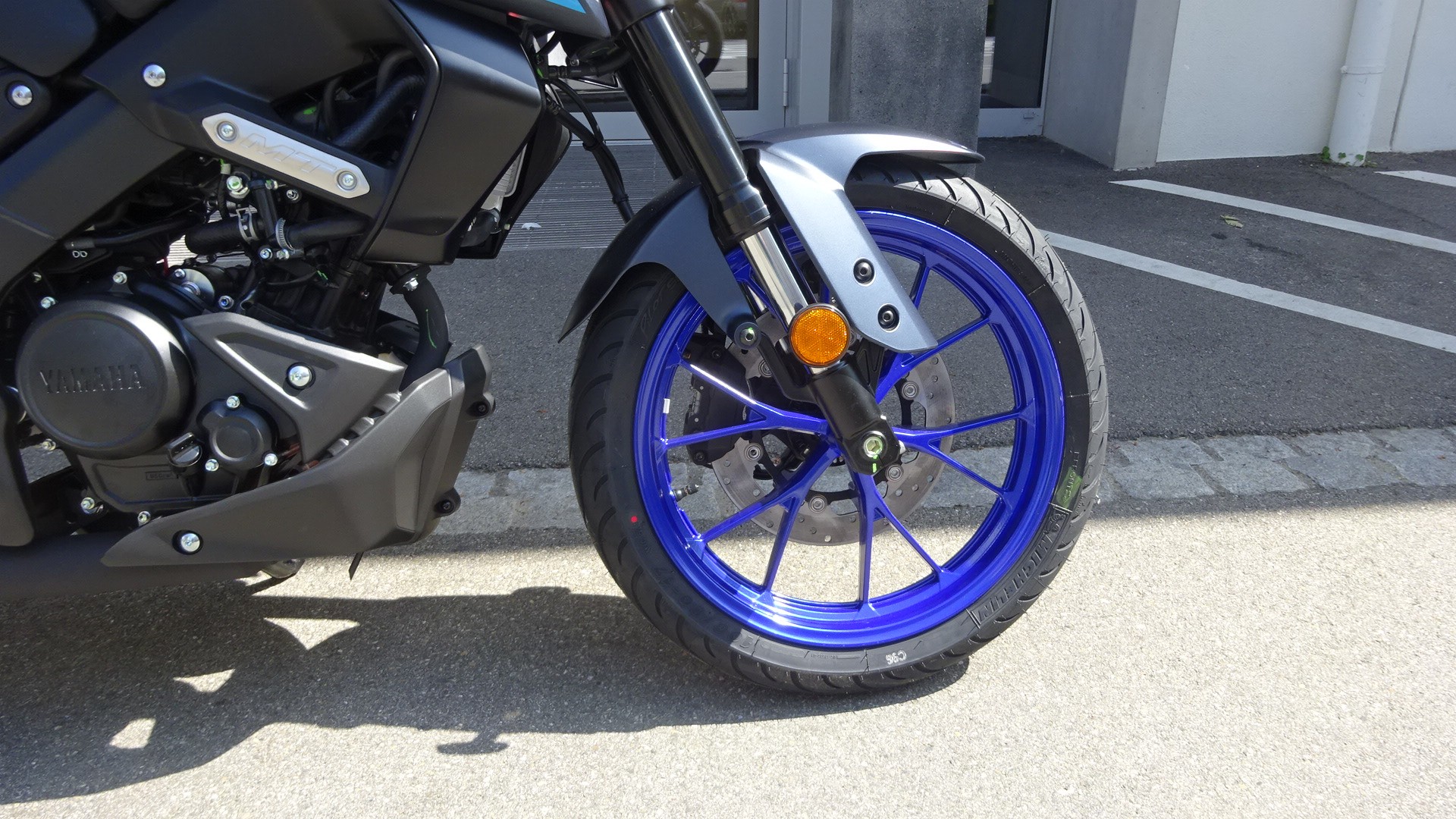 YAMAHA MT-125 ABS-showroom-element-2