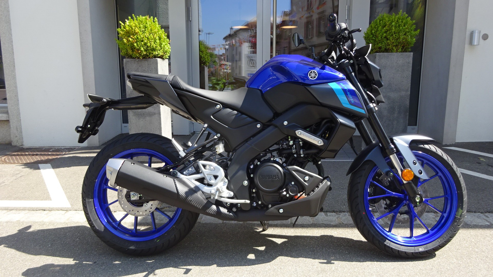 YAMAHA MT-125 ABS-showroom-element-1