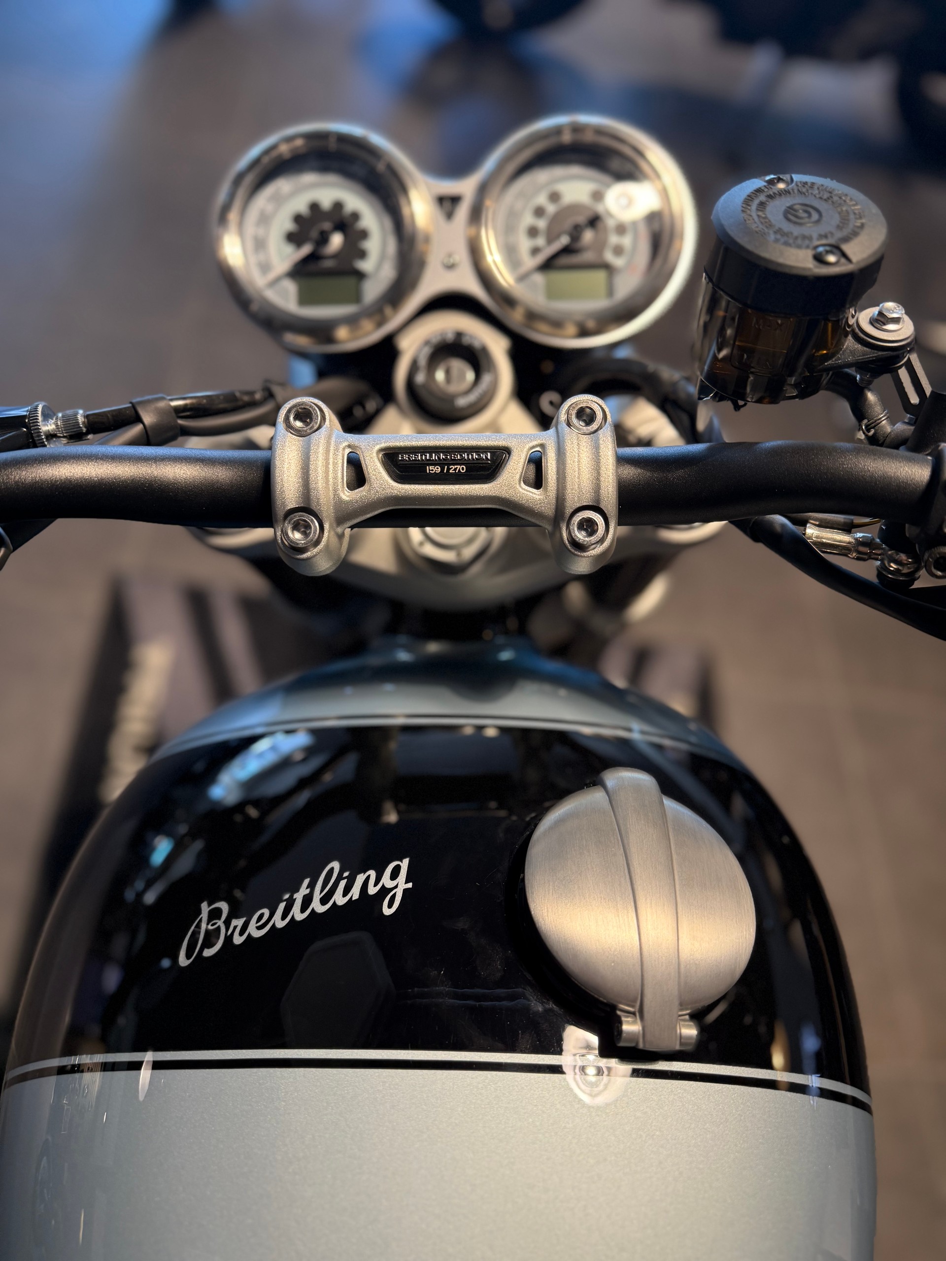 TRIUMPH Speed Twin 1200 Breitling Edition-showroom-element-3