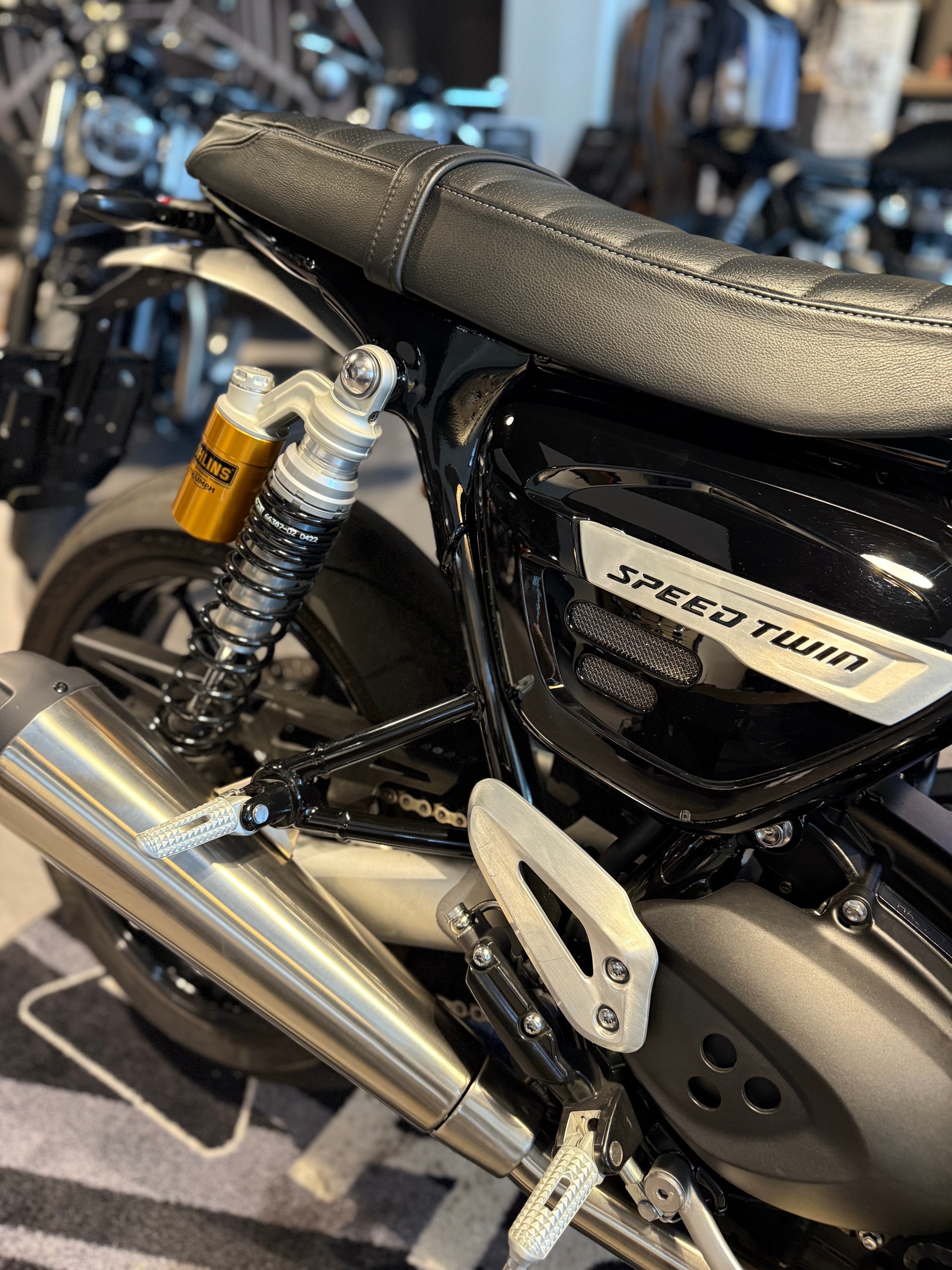 TRIUMPH Speed Twin 1200 Breitling Edition-showroom-element-2