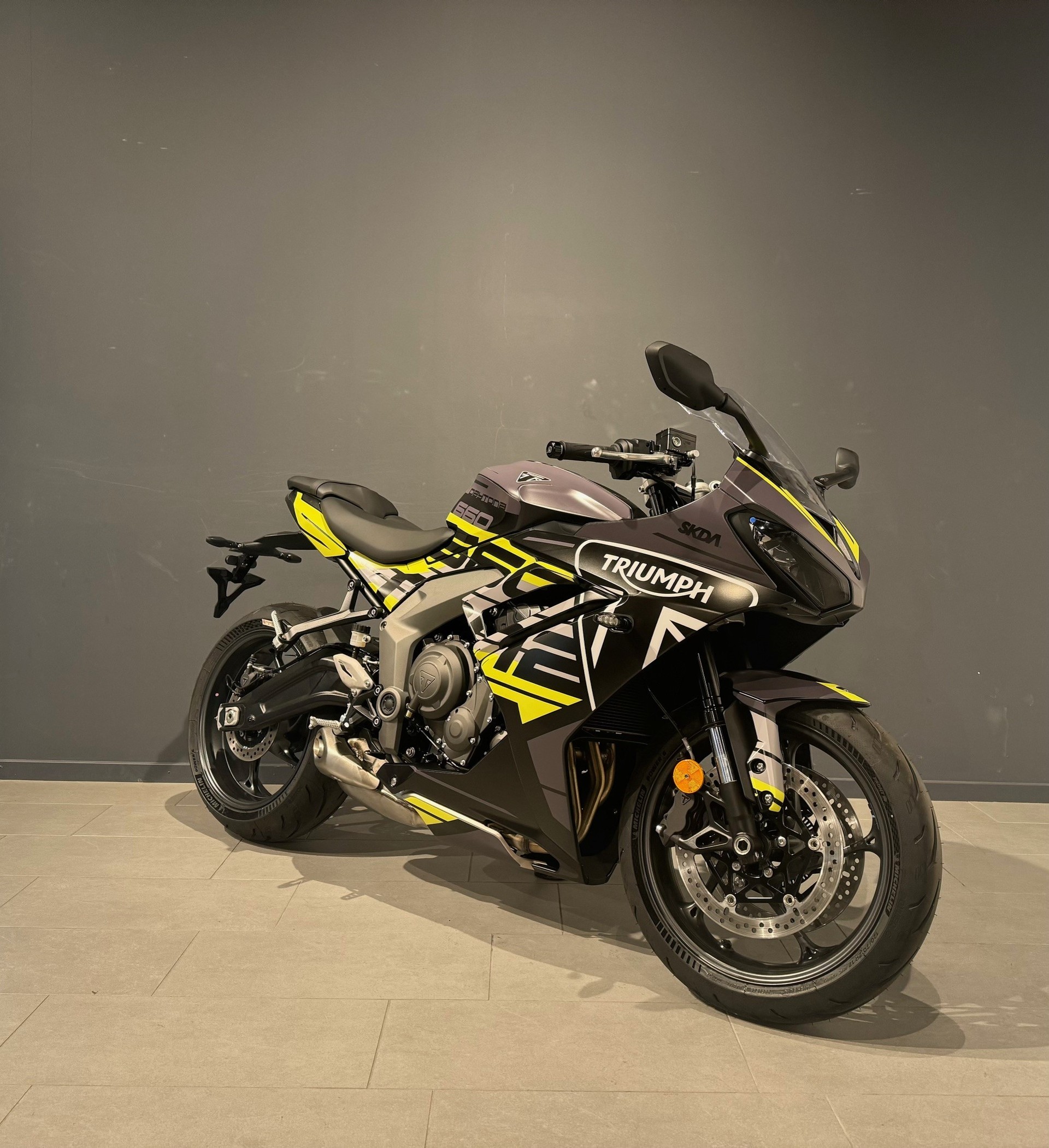 TRIUMPH 660-showroom-element-1