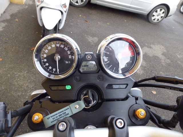 YAMAHA XJR 1300-showroom-element-1