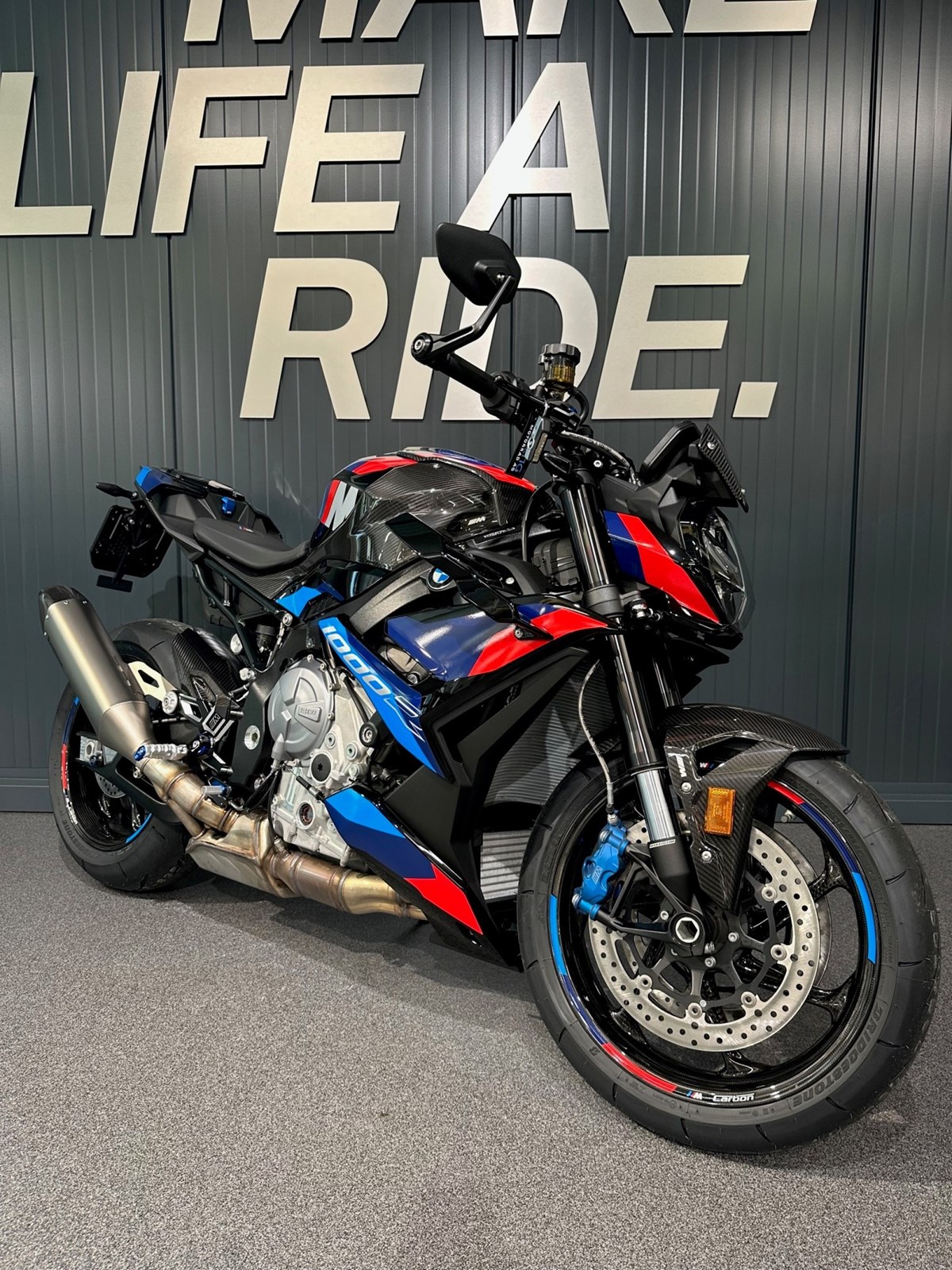 BMW M 1000 R Competition-showroom-element-1