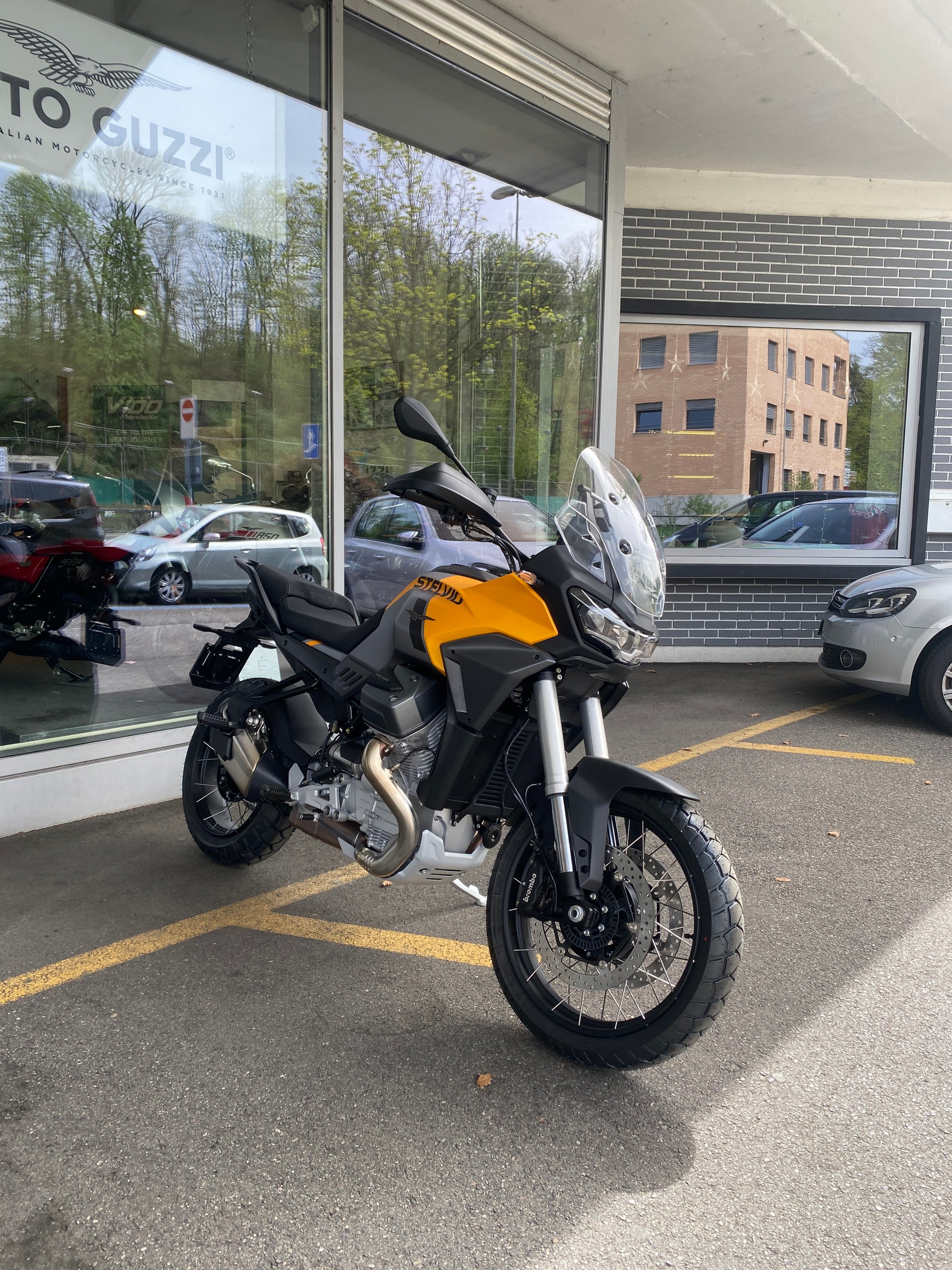 MOTO GUZZI Stelvio  PFF-RAS-showroom-element-3